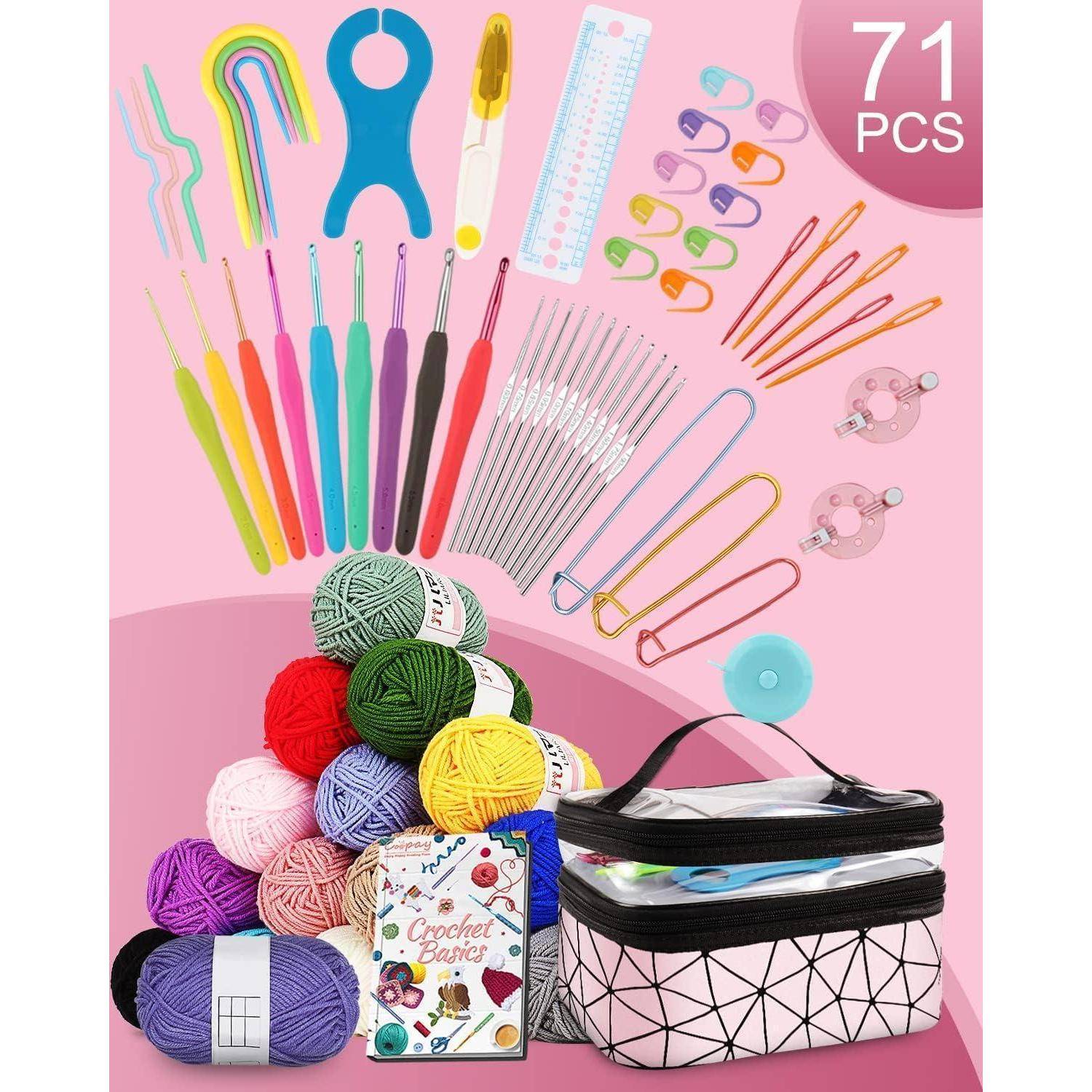 Ein Häkelset mit 71 Teilen: verschiedene Häkelnadeln, Wollnadeln, Maschenmarkierer, ein Maßband und buntes Garn, inklusive einer Aufbewahrungstasche.