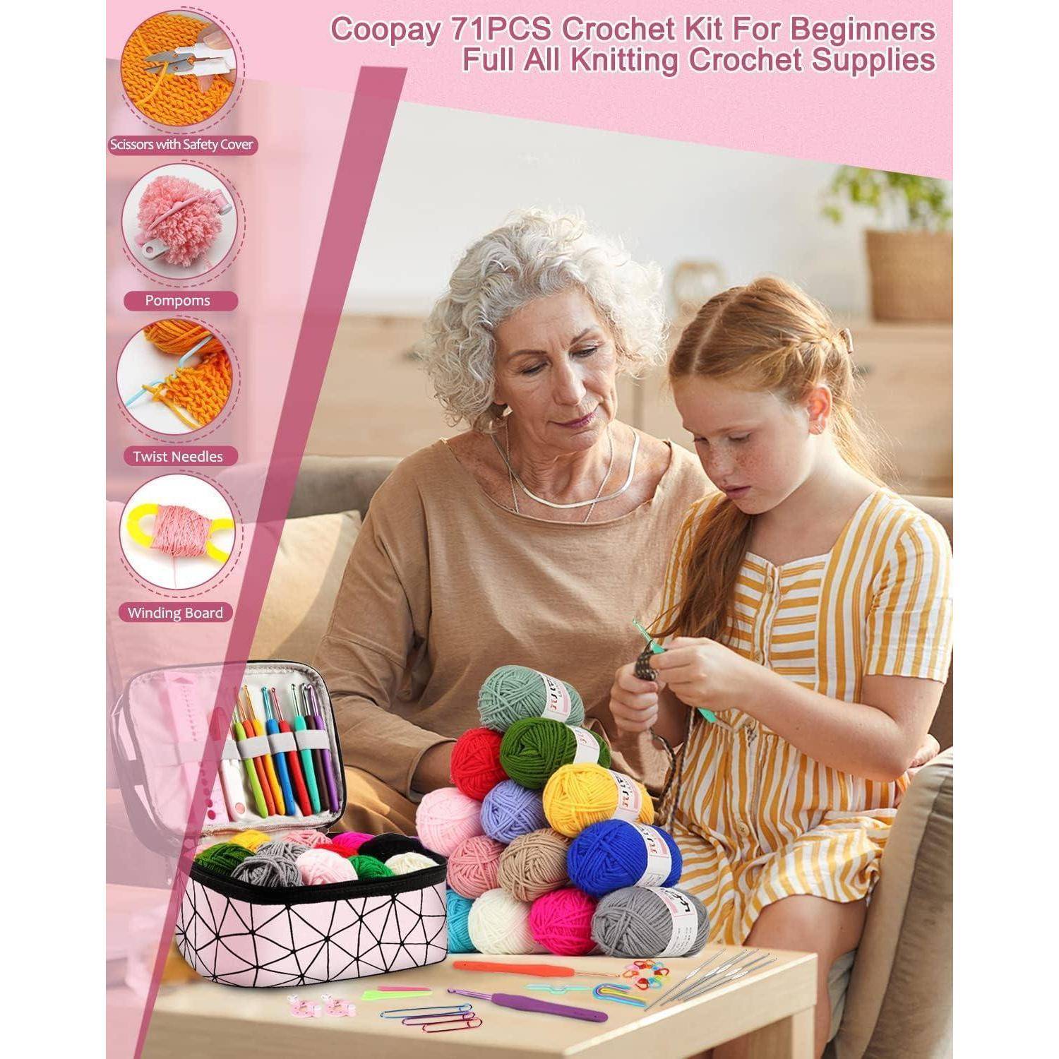 Eine ältere Frau und ein junges Mädchen sitzen gemeinsam auf einem Sofa und häkeln. Das Bild bewirbt das 