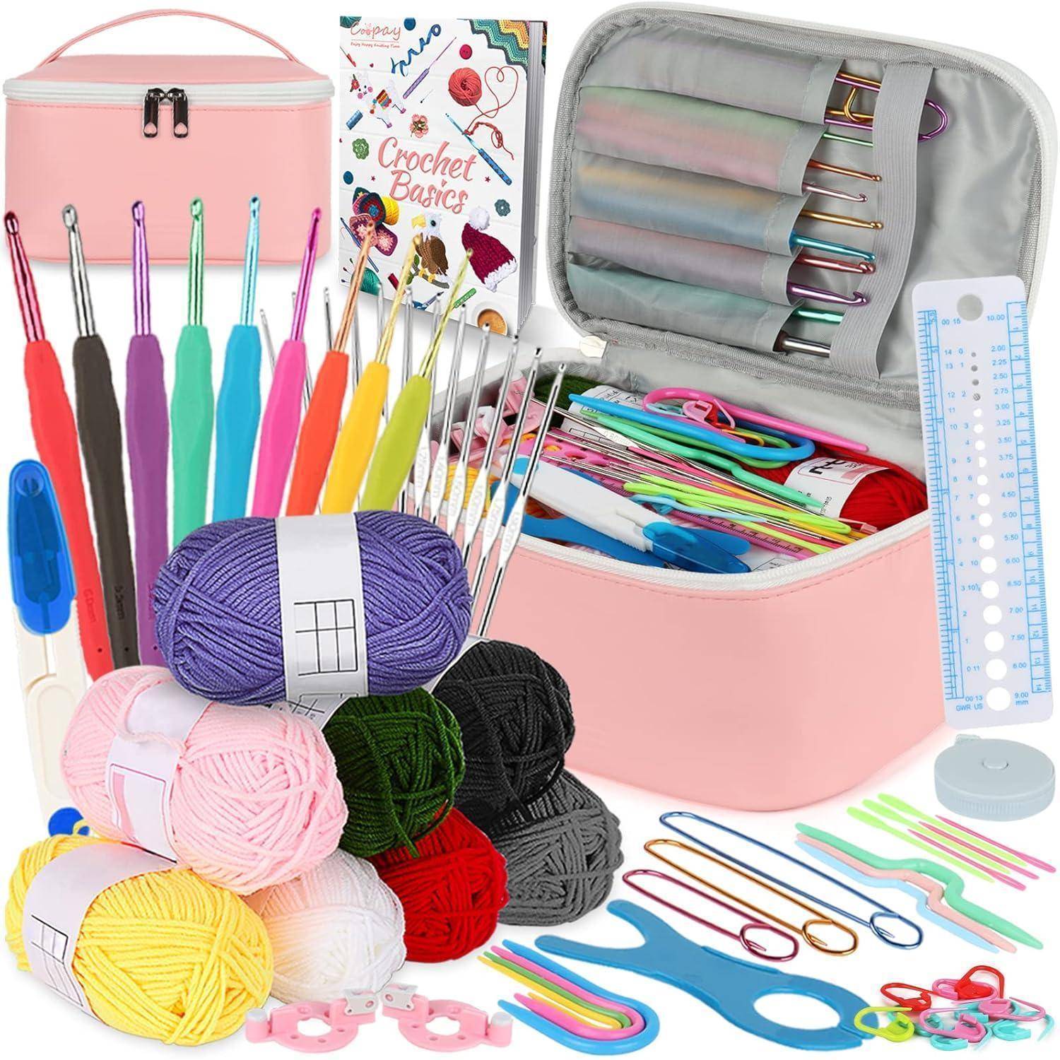 Ein Häkelset mit verschiedenen Häkeln, Garn, einem Maßband und einem Anleitungsbuch in einer pinken Tasche. Enthält Werkzeuge für Anfänger im Häkeln.