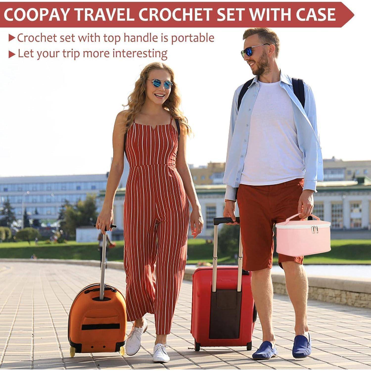 Ein Paar lächelt und geht spazieren, beide ziehen einen Koffer. Die Frau hält eine orangefarbene Tasche; der Mann eine rosa gehäkelte Tasche. Text lautet: 'COOPAY Reise-Häkelset mit Etui.