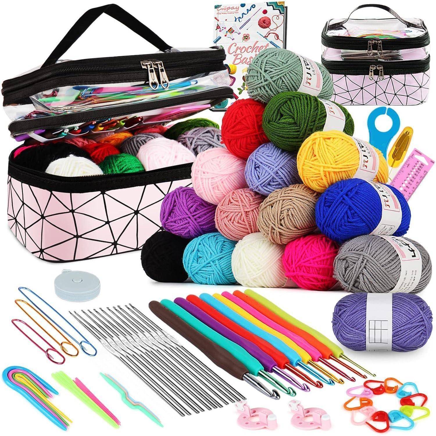 Häkel-Set mit mehrfarbigen Garnen, Häkelnadeln und Zubehör in einer rosa geometrisch gemusterten Tasche, mit einer Anleitung zu den Häkel-Grundlagen.
