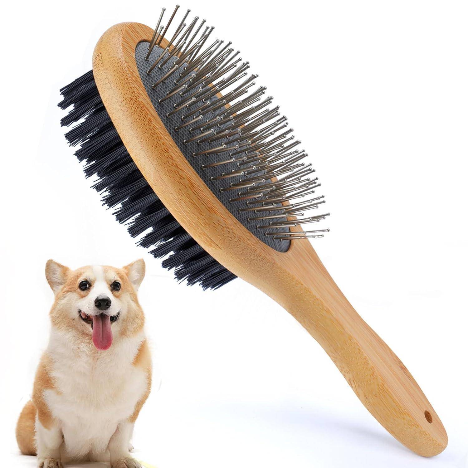 Eine Holz-Doppelseitenbürste für Hunde mit Metallstiften auf der einen und Borsten auf der anderen Seite, die in der Nähe eines sitzenden Corgi-Hundes platziert ist.