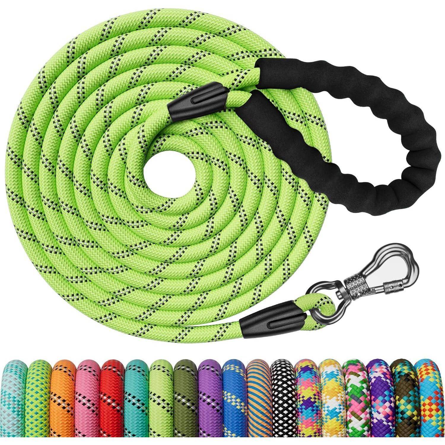 Aufgewickeltes grünes Kletterseil mit einem schwarz-grünen Griff und einem Metallkarabiner. Verschiedene Farben werden in der untersten Reihe dargestellt.