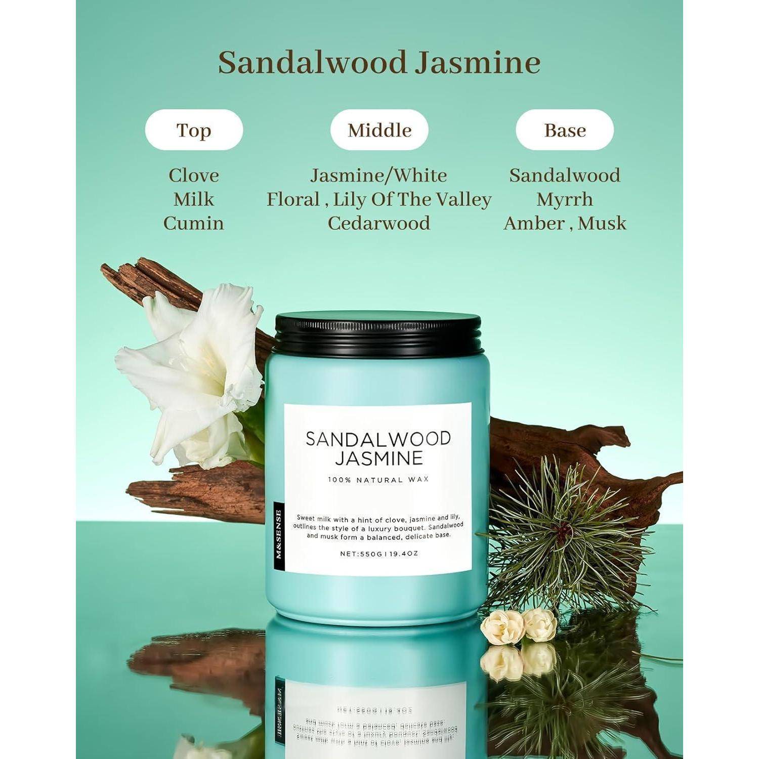Sandelholz-Jasmin-Kerze mit Noten: Kopf - Nelke, Milch, Kreuzkümmel; Mitte - Jasmin, weiße Blüten, Maiglöckchen, Zedernholz; Basis - Sandelholz, Myrrhe, Bernstein, Moschus. Weiße Blumen und Grünpflanzen umgeben.