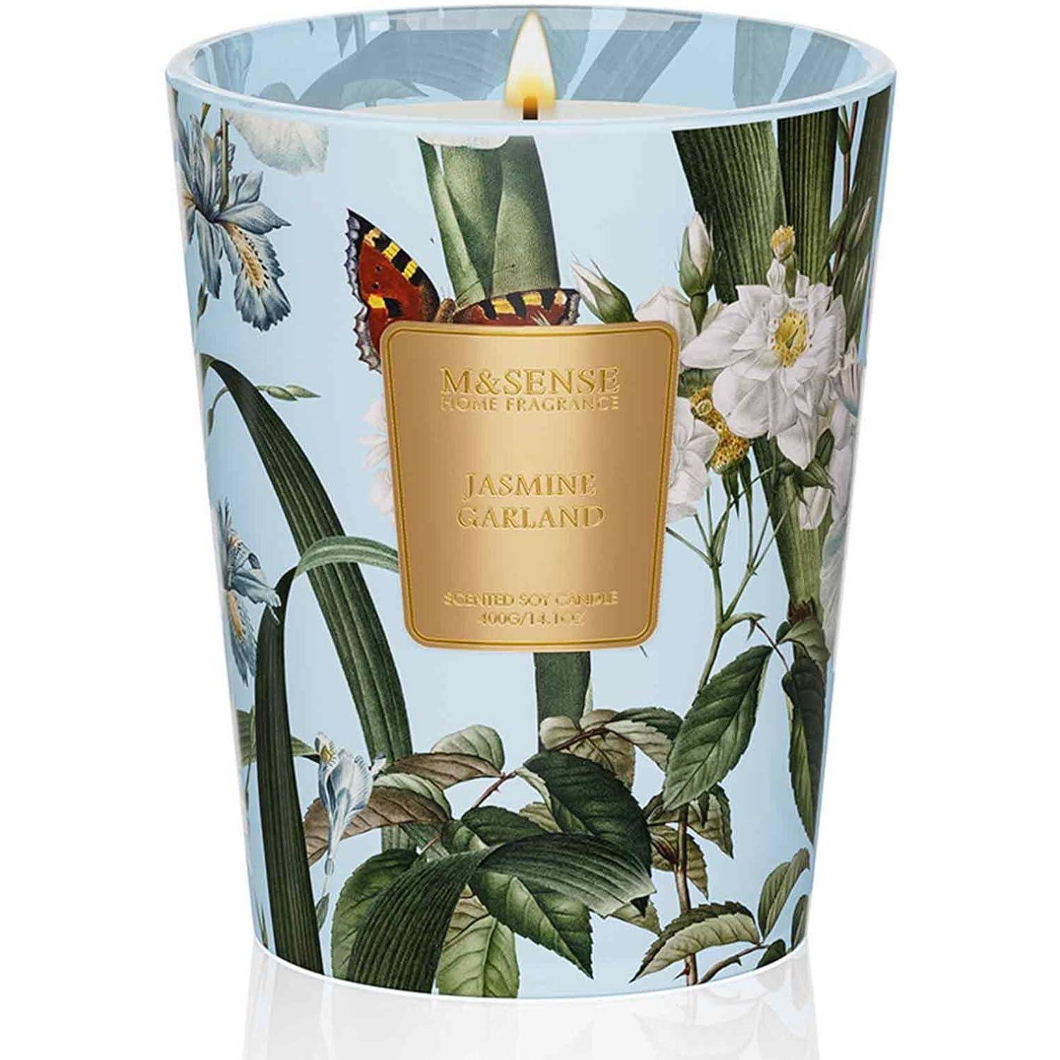 Dekorative Kerze mit Blumendesign, beschriftet mit 'M&SENSE HOME FRAGRANCE Jasmingirlande'.