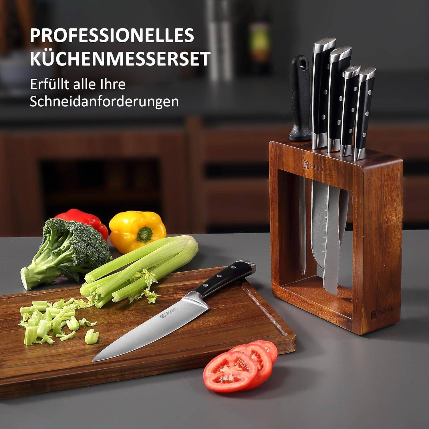 Ein Messerset auf einer Küchenarbeitsplatte neben geschnittenen Tomaten und gemischtem Gemüse. Text liest sich: 'Professionelles Küchenmesserset. Erfüllt alle Ihre Schneidanforderungen.