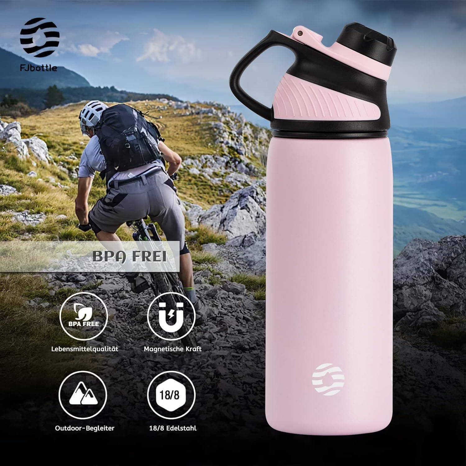 Eine rosa Wasserflasche mit einem schwarzen Deckel befindet sich im Vordergrund; ein Wanderer erklimmt einen felsigen Hügel im Hintergrund unter einem blauen Himmel.