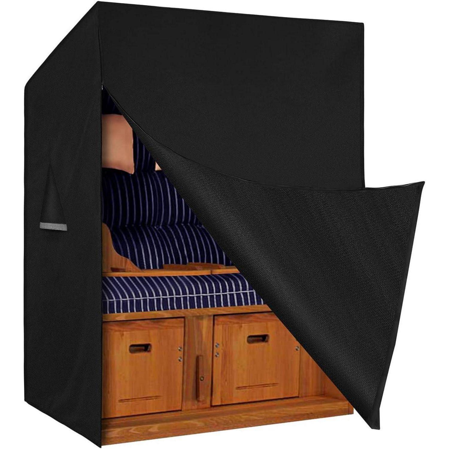 Eine schwarze Outdoor-Abdeckung ist teilweise geöffnet und gibt einen Blick auf eine Sitzgruppe aus Holz im Freien mit blau gestreiften Kissen frei.