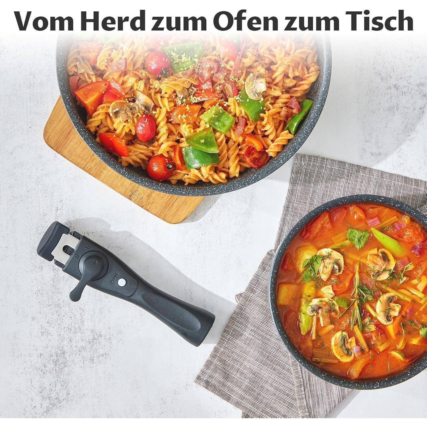 Ein Pfannengericht mit Pasta, Gemüse und Sauce sowie ein Suppentopf mit Pilzen und Grün auf einem Tisch unter dem Text 