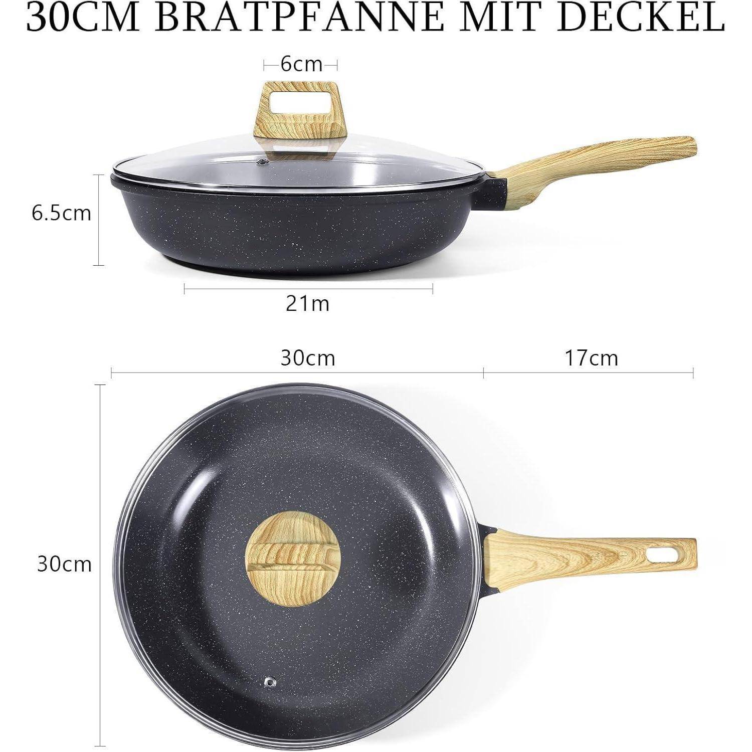 Eine Bratpfanne mit Deckel, 30 cm Durchmesser, 21 cm Länge, Griff 17 cm und Höhe 6,5 cm. Holzartiger Griff. Text: '30CM BRATPFANNE MIT DECKEL'.