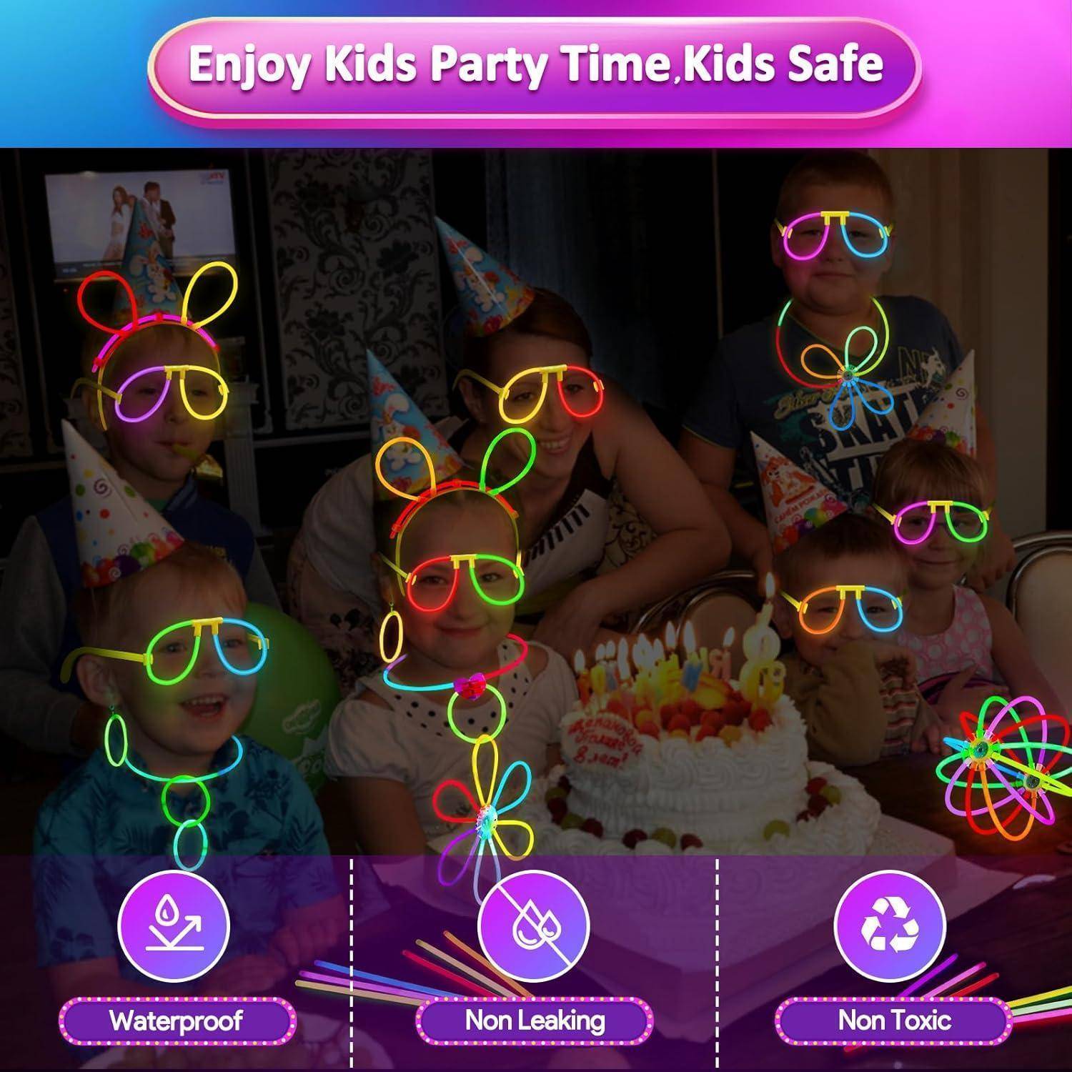 Kinder auf einer Party, die bunte Neon-Accessoires und Partyhüte tragen. Ein Kuchen steht auf dem Tisch. Das Banner trägt die Aufschrift 
