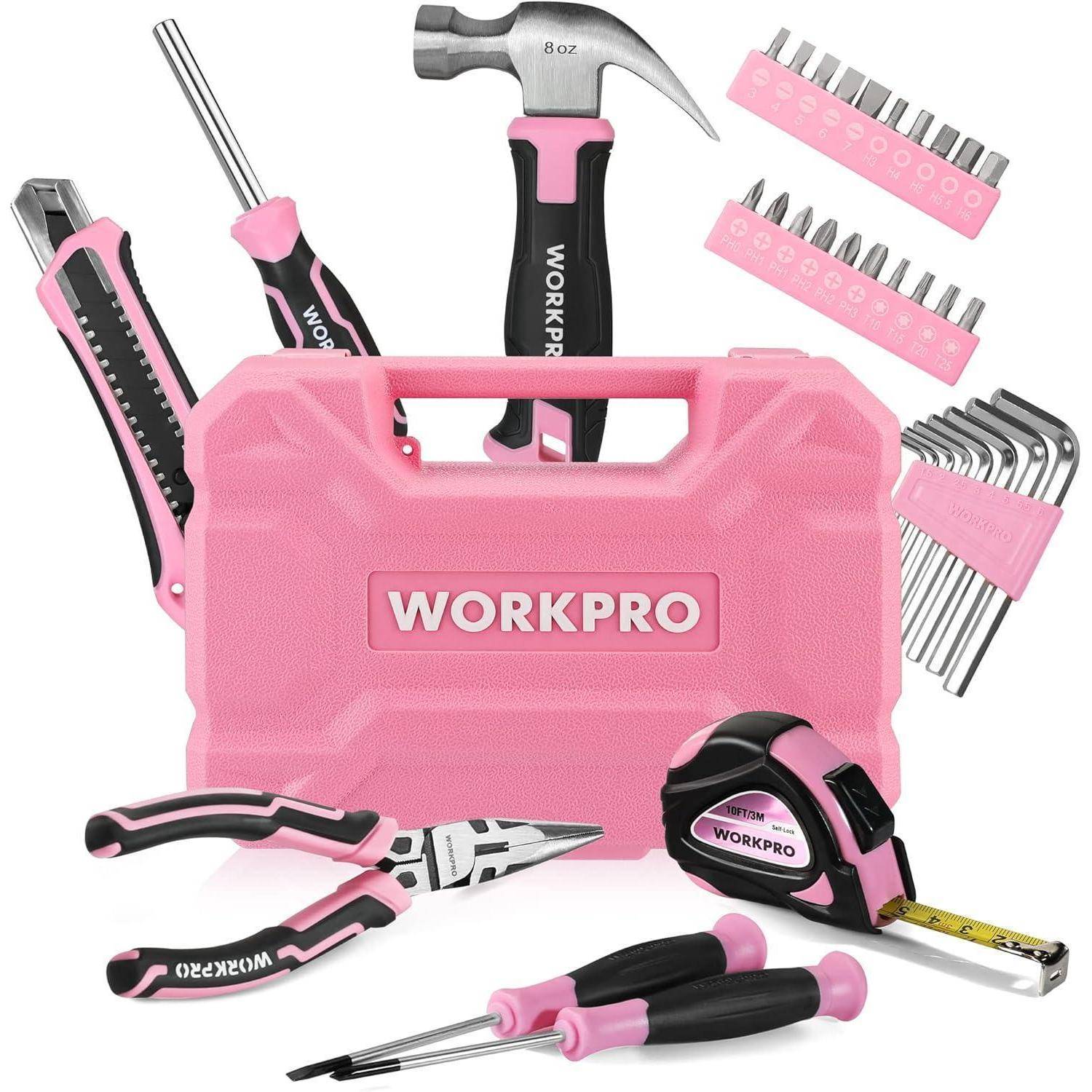 Ein rosa Werkzeugset bestehend aus einem Hammer, Schraubendreher, Zange, Maßband und Universalmesser. Die Werkzeuge sind um einen rosa Koffer mit der Aufschrift 