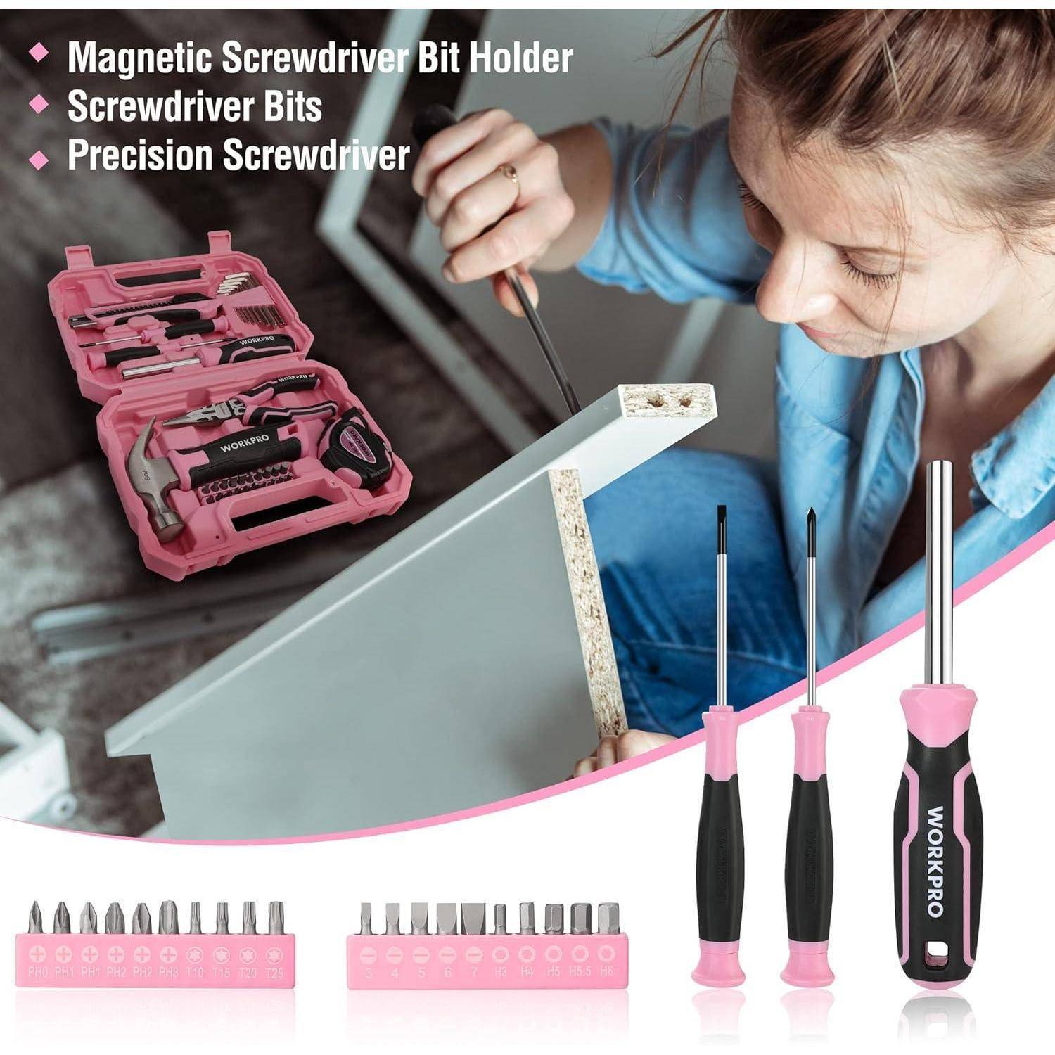 Eine Person benutzt einen Schraubendreher auf einem Holzbrett, mit einem rosa und schwarzen Schraubendreher-Set und Bits, die ausgelegt sind. Etiketten heben die Hauptmerkmale des Sets hervor.