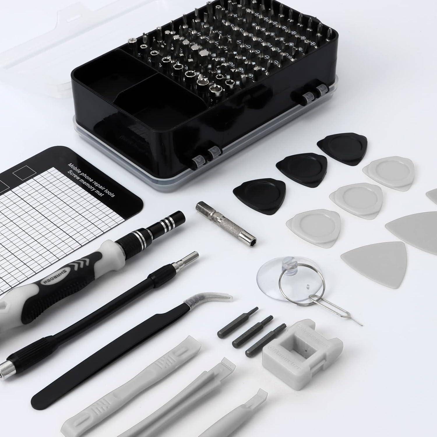 Ein Werkzeugset enthält verschiedene Präzisionsschraubendreher-Bits, einen Griff, Pinzetten, Öffnungshebekellen, einen Saugnapf und eine magnetische Projektunterlage.