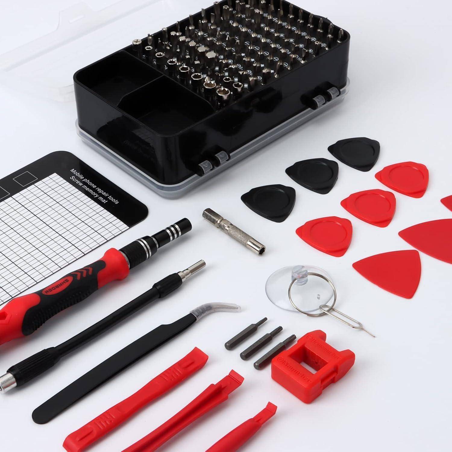 Ein Werkzeugset für elektronische Reparaturen, das eine Vielzahl von Schraubenbits, Pinzetten und Plektren umfasst, ordentlich auf einer weißen Oberfläche angeordnet.