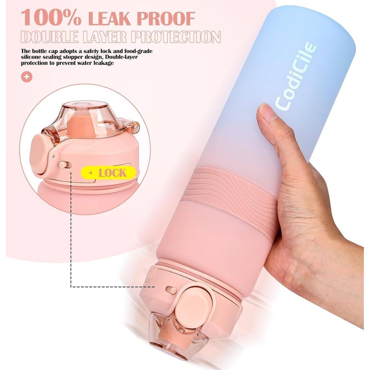 Eine Person hält eine rosa-blaue Flasche mit der Markierung '100% auslaufsicher Doppelschicht-Schutz'. Ausgestattet mit einem abschließbaren Deckel und Stopfen-Design.
