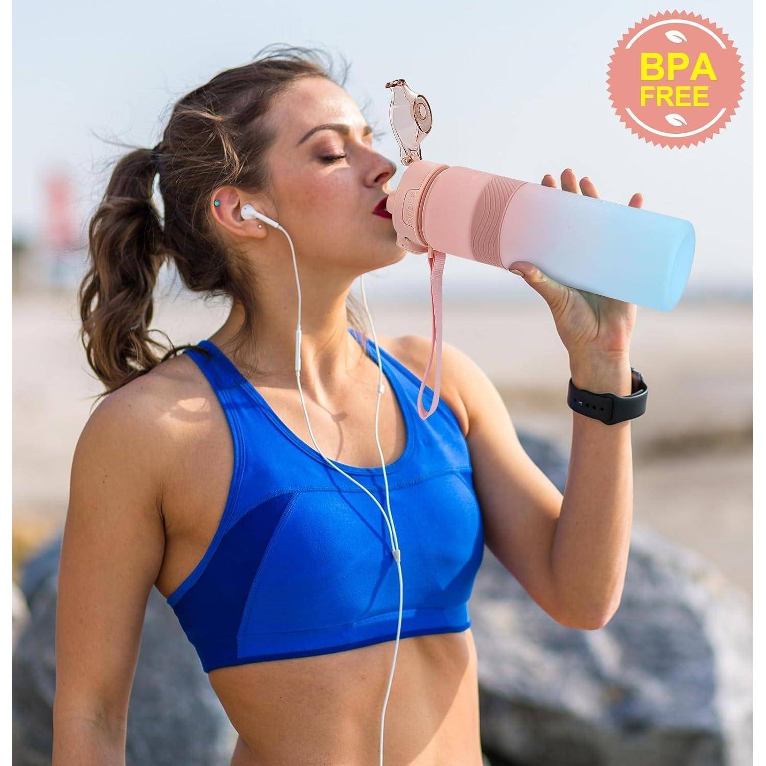 Eine Frau in Sportkleidung trinkt aus einer wiederverwendbaren Wasserflasche mit einem BPA-freien Etikett, was auf Umweltfreundlichkeit hindeutet. Sie trägt Kopfhörer.