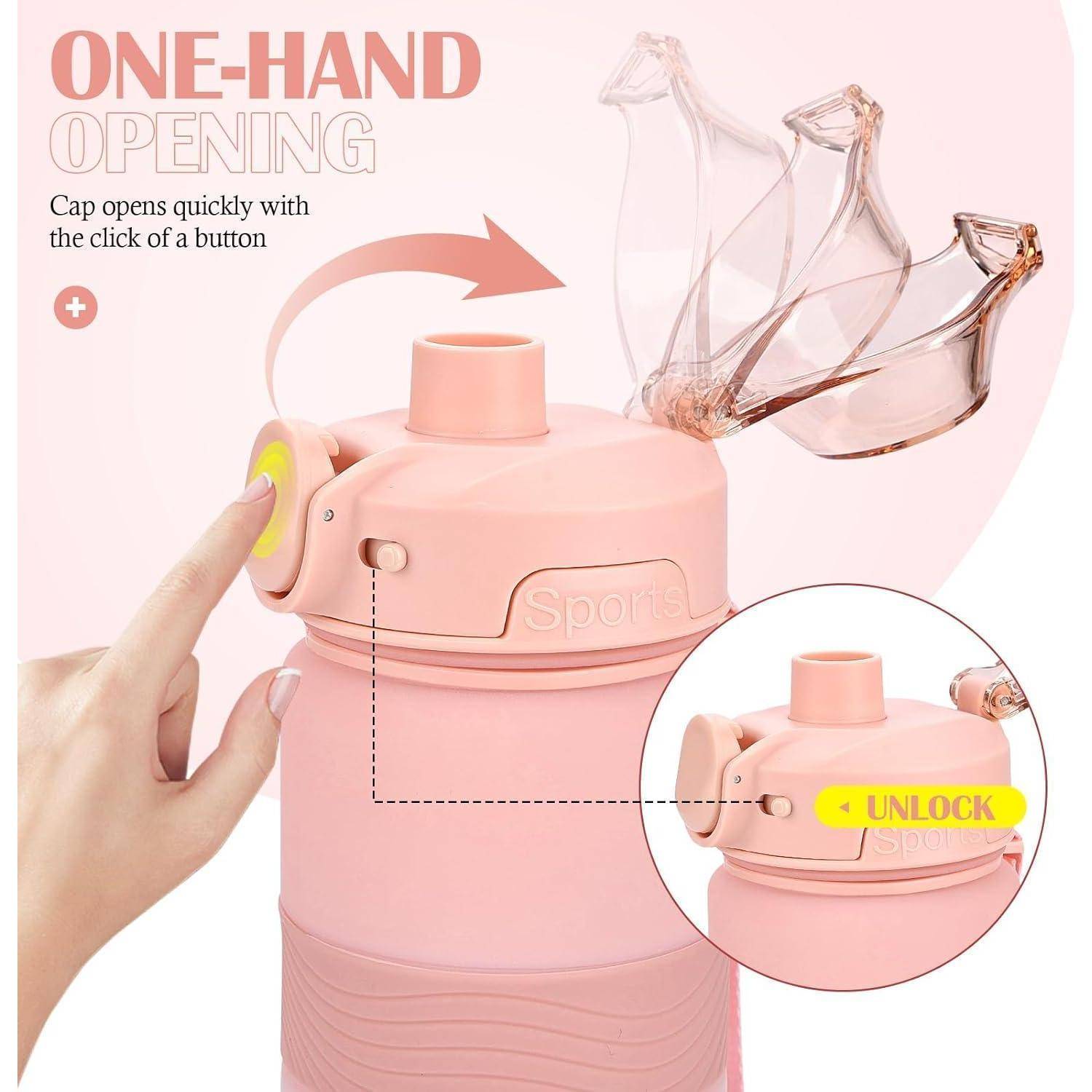 Eine Hand drückt einen Knopf, um den Deckel einer rosa Sportflasche mit einer Hand zu öffnen. Der Text lautet „EINHANDÖFFNUNG