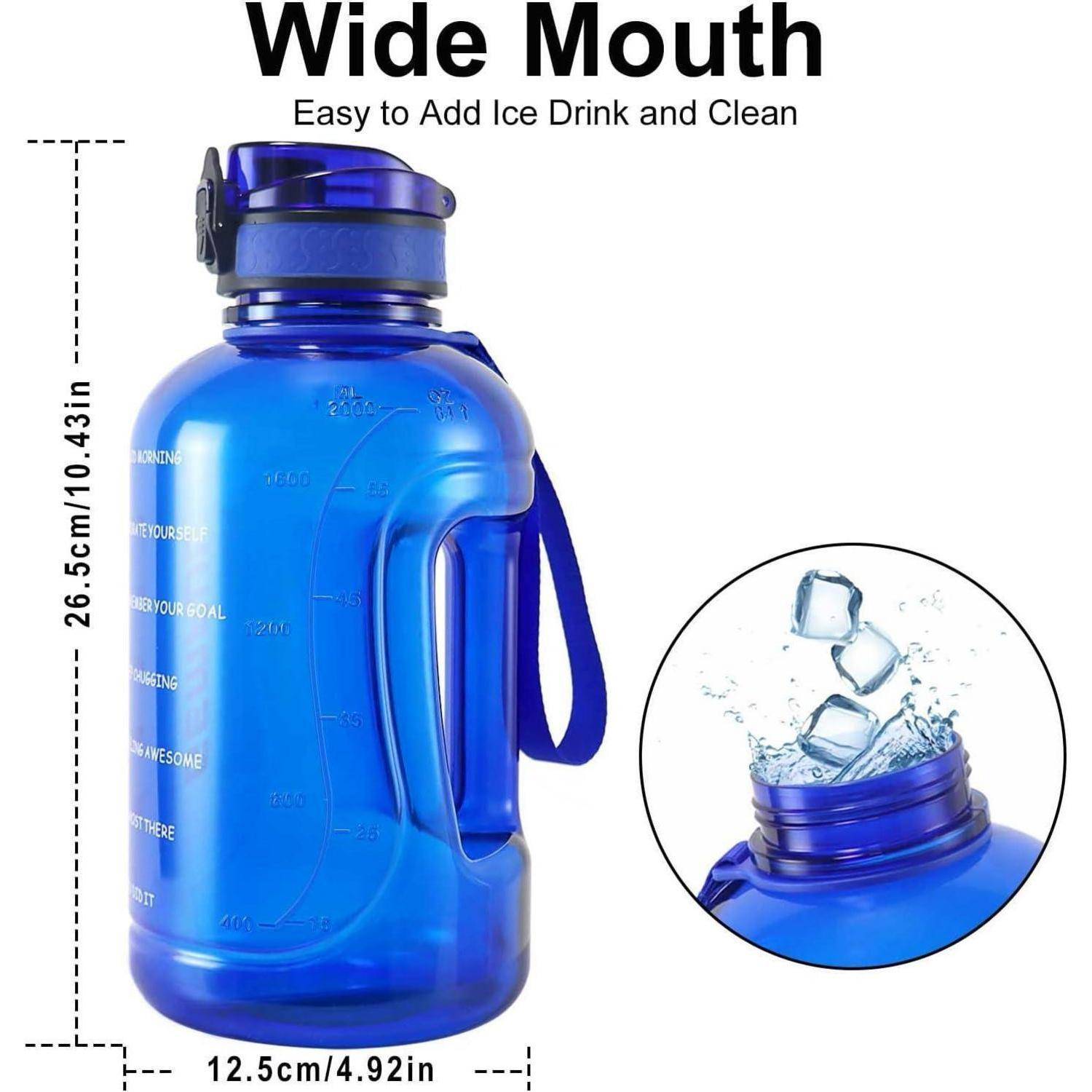 Große blaue Wasserflasche mit angegebenen Maßen: 26,5 cm hoch und 12,5 cm breit. Ausgestattet mit breiter Öffnung für einfaches Einfüllen von Eis.