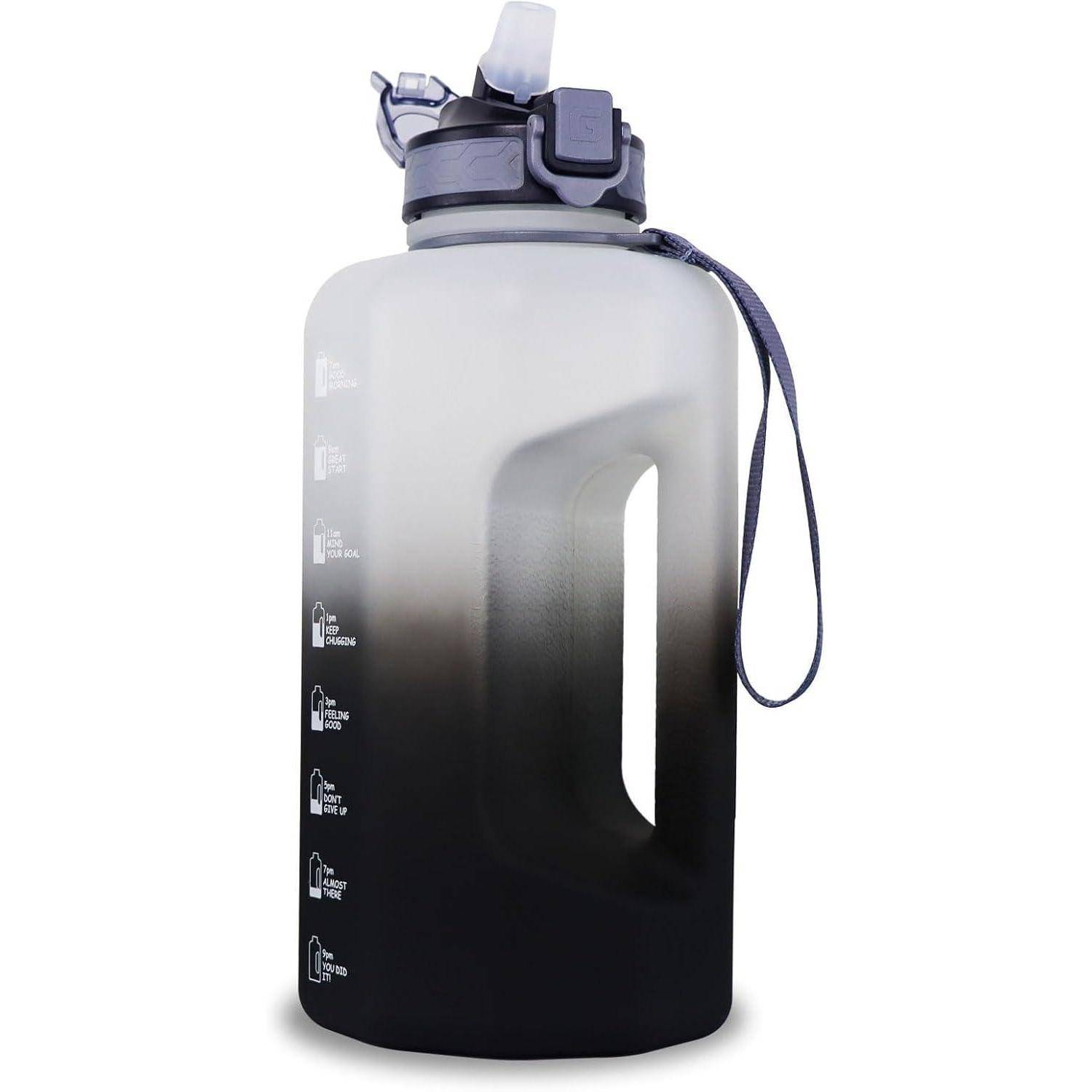 Eine Wasserflasche mit Farbverlauf, seitlichem Griff, Klappdeckel und aufgedruckten Zeitmarkierungen, die zu stündlicher Flüssigkeitszufuhr über den Tag hinweg motiviert.