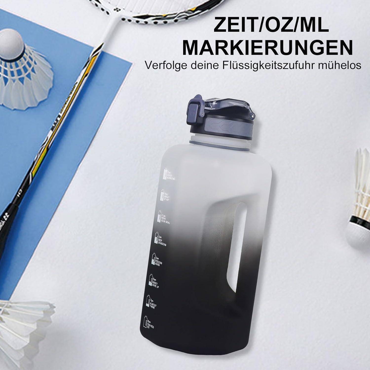 Wasserflasche mit Zeit- und oz/ml-Markierungen zur Überwachung der Hydrierung, ein Badmintonschläger und Federbälle auf einer blau-weißen Oberfläche. Deutscher Text bewirbt müheloses Verfolgen der Flüssigkeitszufuhr.