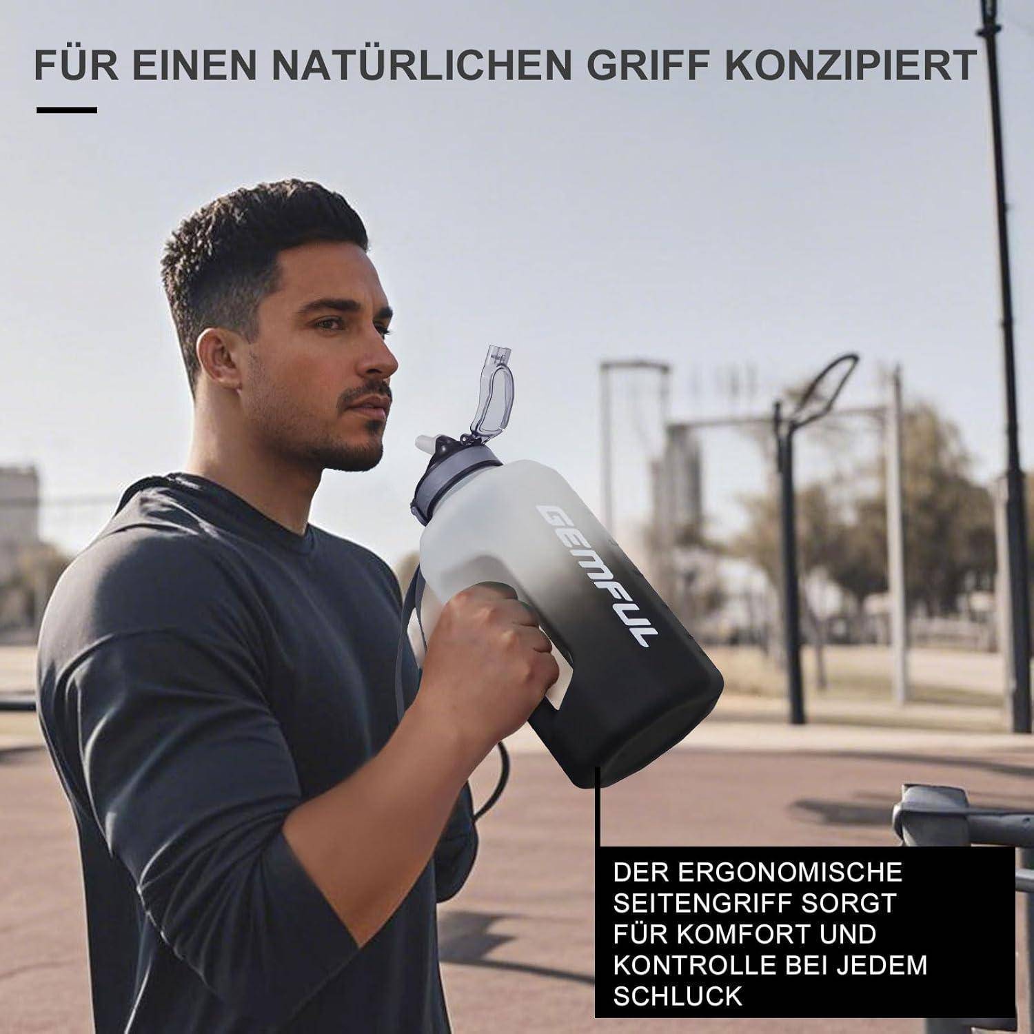 Ein Mann hält eine große Wasserflasche mit der Markenaufschrift 