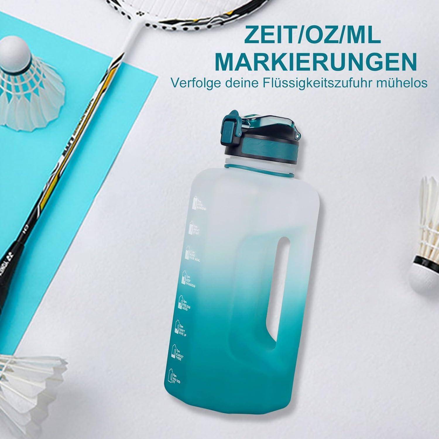 Eine türkisfarbene Wasserflasche mit Zeit- und Volumenmarkierungen liegt auf einer Oberfläche und wird von einem Badmintonschläger und Federbällen begleitet. Deutscher Text lautet: 'ZEIT/OZ/ML MARKIERUNGEN Verfolge deine Flüssigkeitszufuhr mühelos'.
