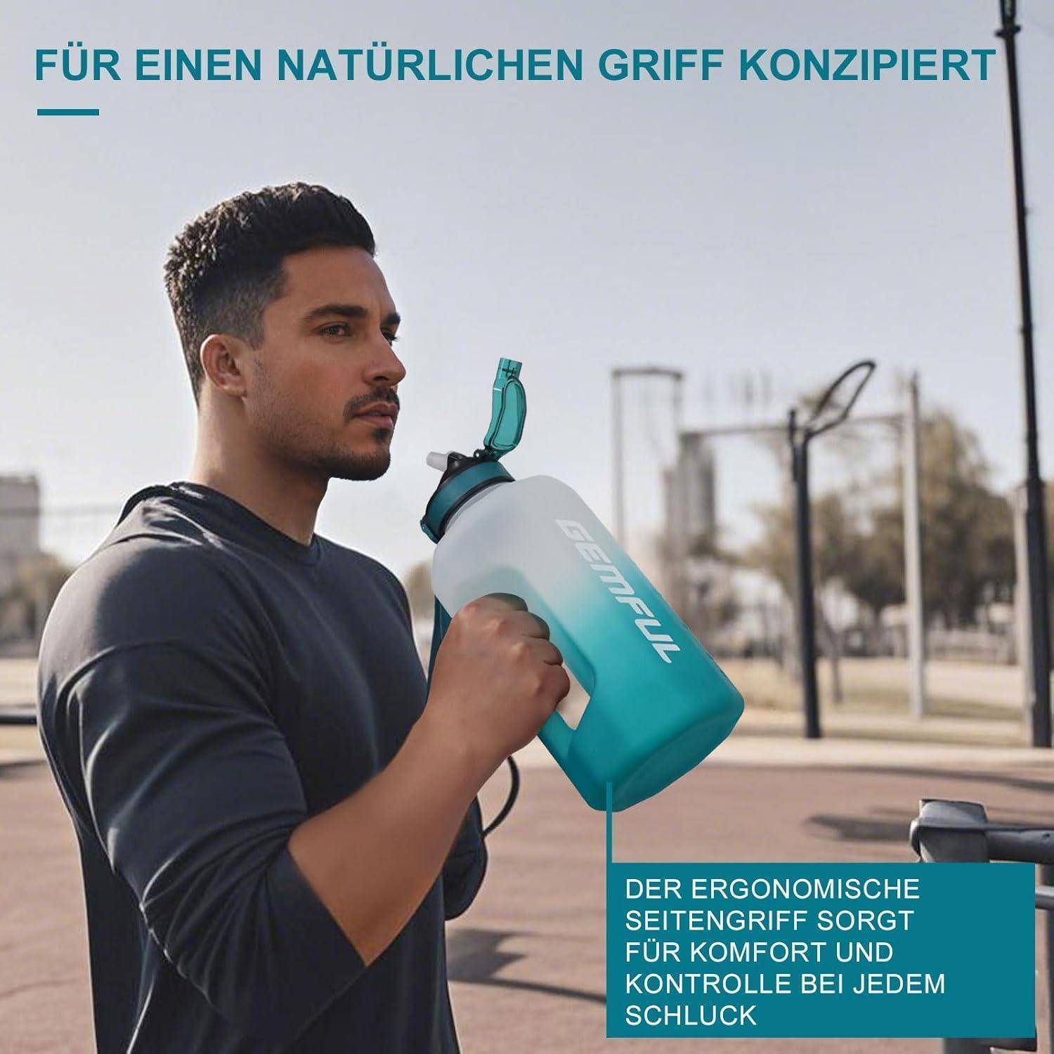 Mann hält eine türkisfarbene Wasserflasche mit der Aufschrift „Born to Fuel