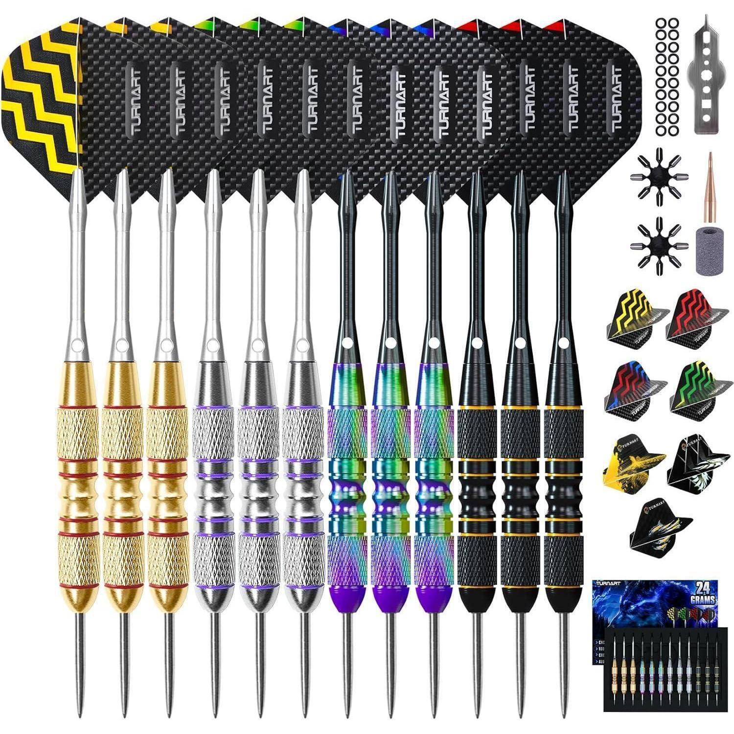 Satz von sechs Dartpfeilen in verschiedenen Metallic-Farben mit schwarzen und farbigen Flights, Zubehör und zusätzlichen Flights, die auf einem weißen Hintergrund angeordnet sind.