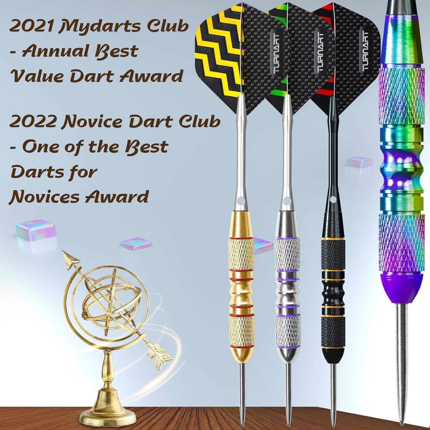 Drei Dartpfeile mit unterschiedlichen Designs und Farben. Daneben zwei Auszeichnungen: '2021 Mydarts Club - Jahres-Bestpreis-Dart-Award' und '2022 Novice Dart Club - Einer der besten Dartpfeile für Anfänger Award'. Ein stilisiertes Globus-Ornament ist ebenfalls zu sehen.
