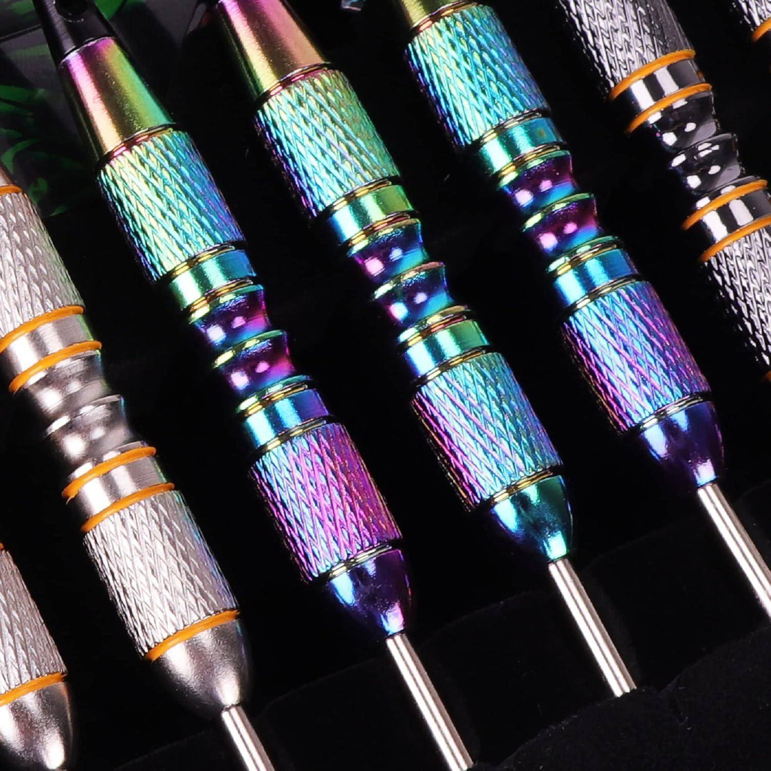 Reihen von bunten, metallischen Dartpfeilen mit strukturierten Griffen sind nebeneinander angeordnet und zeigen eine Vielzahl lebendiger Oberflächenfinishes.