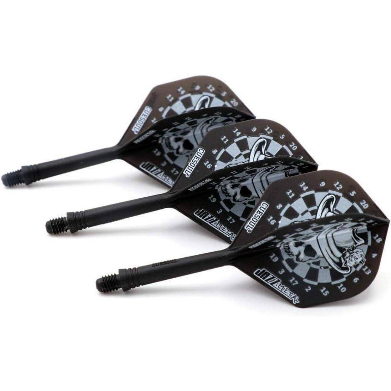 Drei schwarze Dartpfeile mit Totenkopf- und Karomuster auf den Flights, in einer Reihe angeordnet, die ihr Design und ihre Details präsentieren.