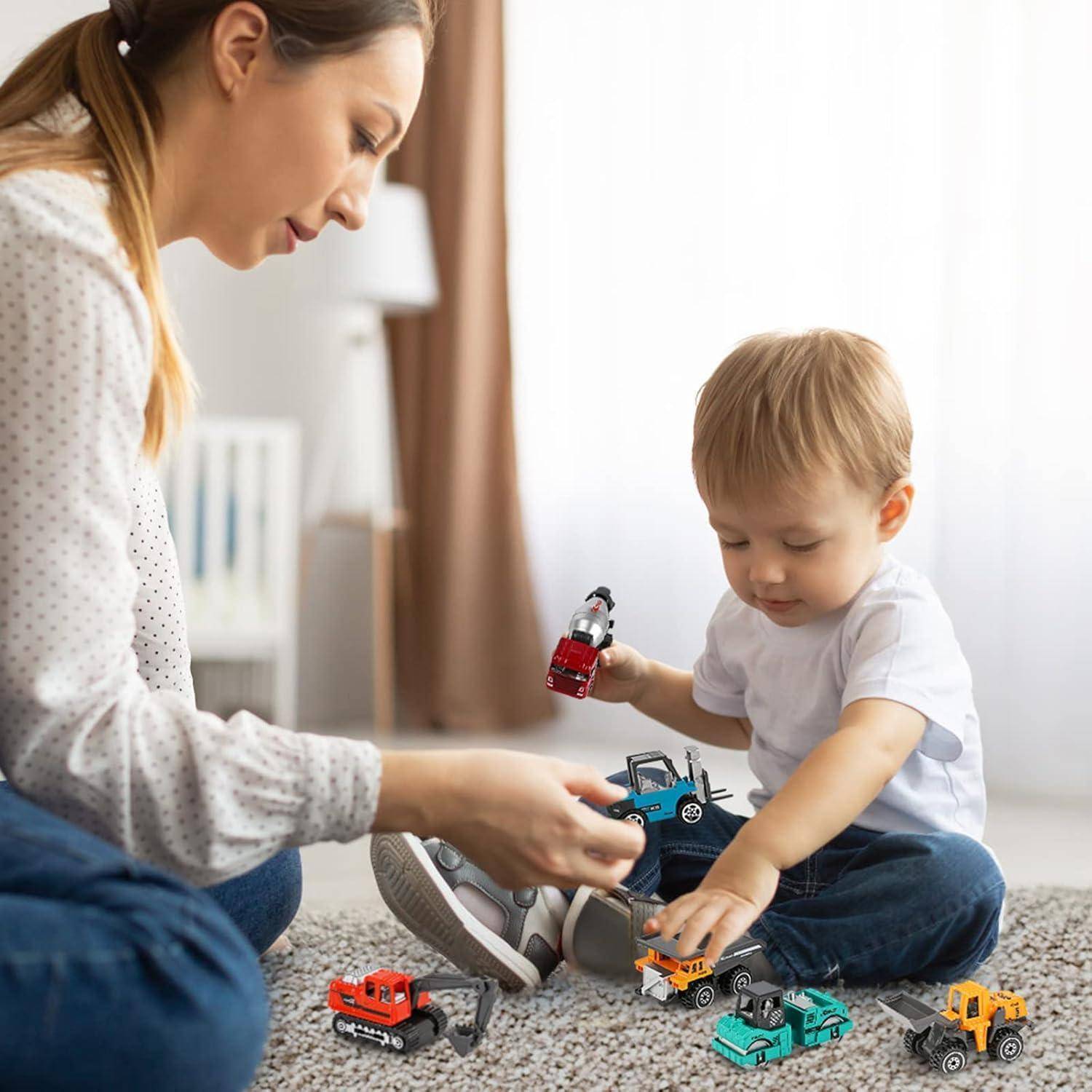 Eine Frau und ein Kind sitzen auf dem Boden und spielen mit bunten Spielzeugautos, konzentriert und lächelnd in einem gemütlichen Raum mit natürlichem Licht.