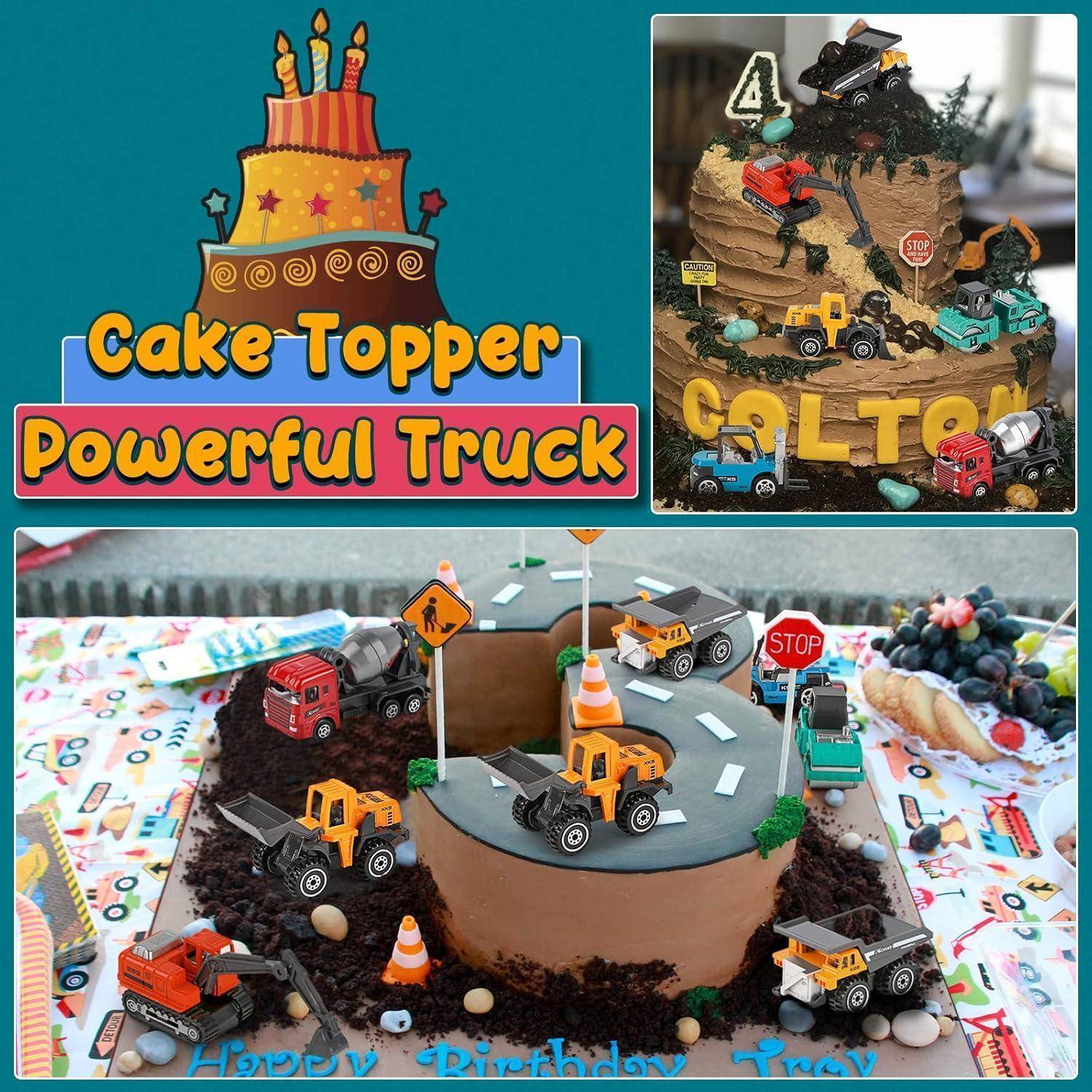 Ein Kuchen, der mit Spielzeug-Baufahrzeugen auf zwei Etagen, einem Straßendesign und erdartigen Krümeln verziert ist. Banner liest: Cake Topper Powerful Truck.