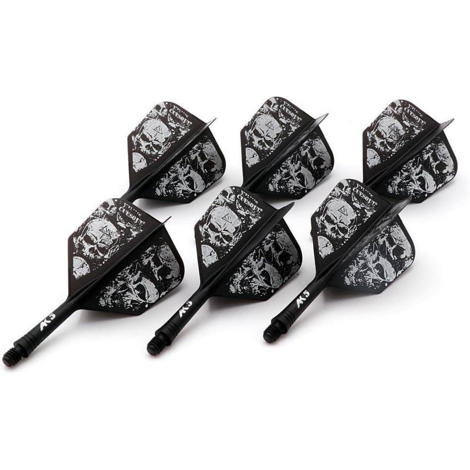 Sechs schwarze und weiße Dartpfeile mit Totenkopf-Designs auf den Flügeln, in zwei Reihen auf weißem Hintergrund angeordnet.