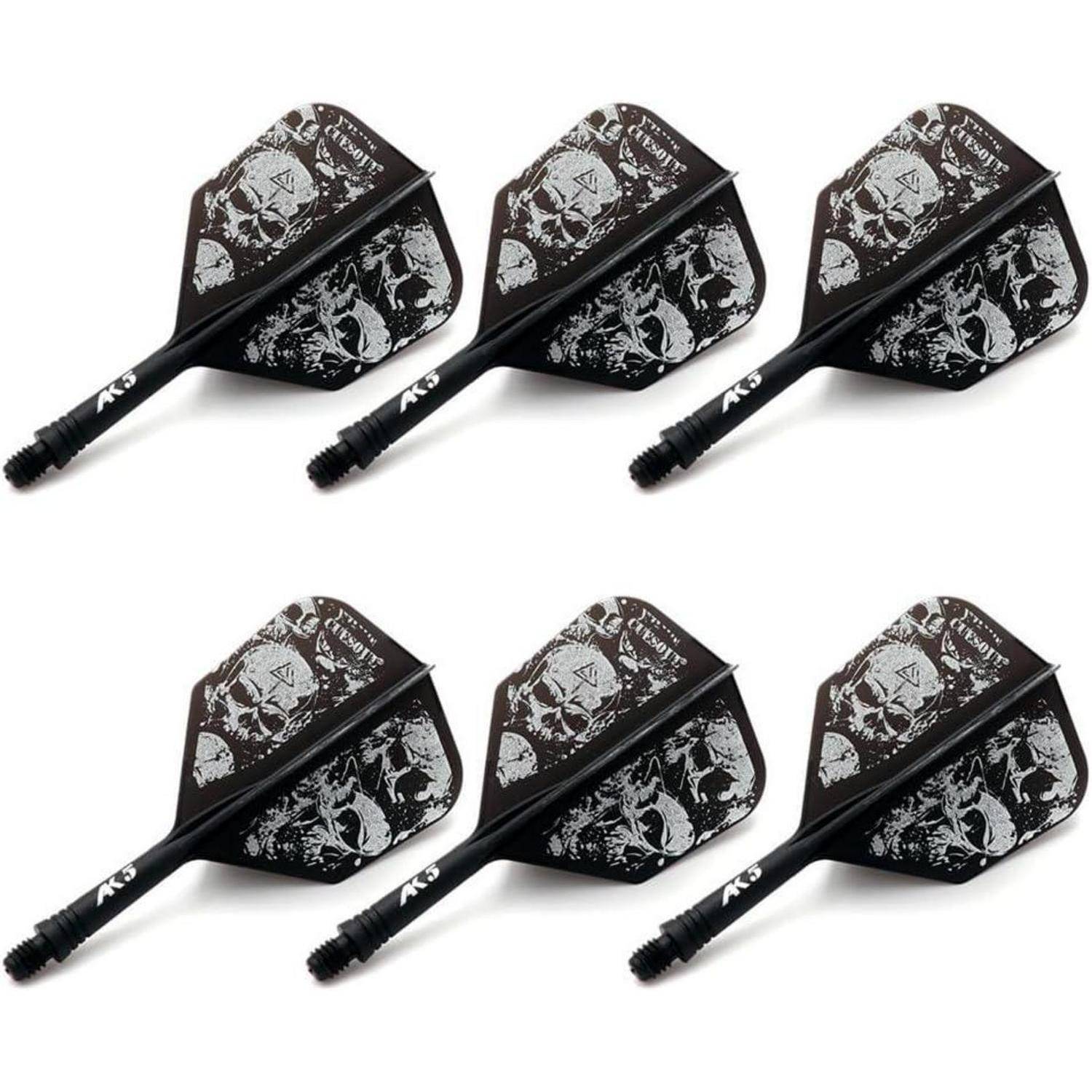 Sechs schwarze Dartflights mit weißen Illustrationen verschiedener Kreaturen und Symbole, in zwei Reihen zu je drei auf weißem Hintergrund angeordnet.