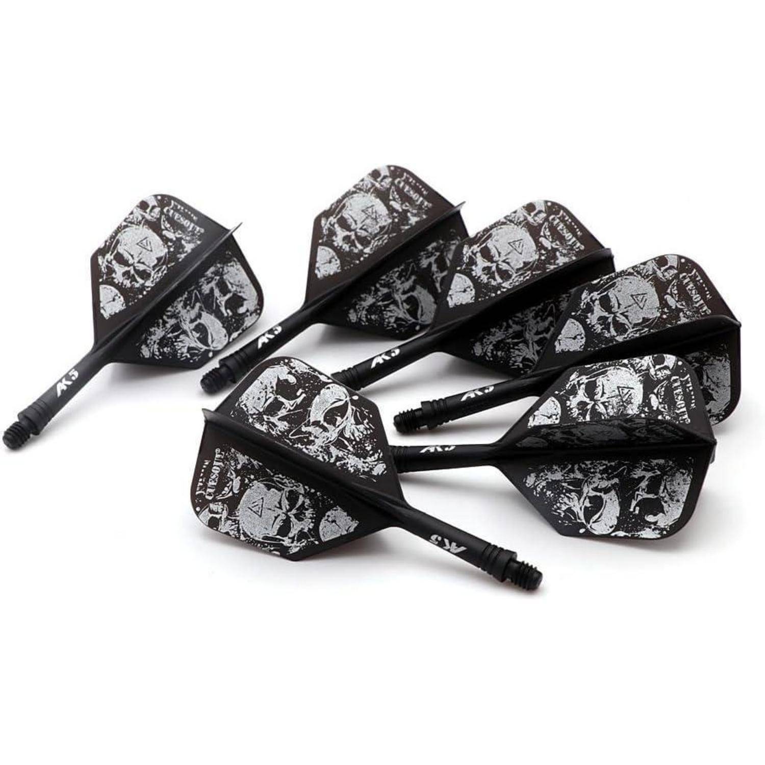 Sieben schwarze und weiße Dartpfeile mit Totenkopf-Designs auf den Flügeln, die in einer verstreuten Formation auf weißem Hintergrund angeordnet sind.