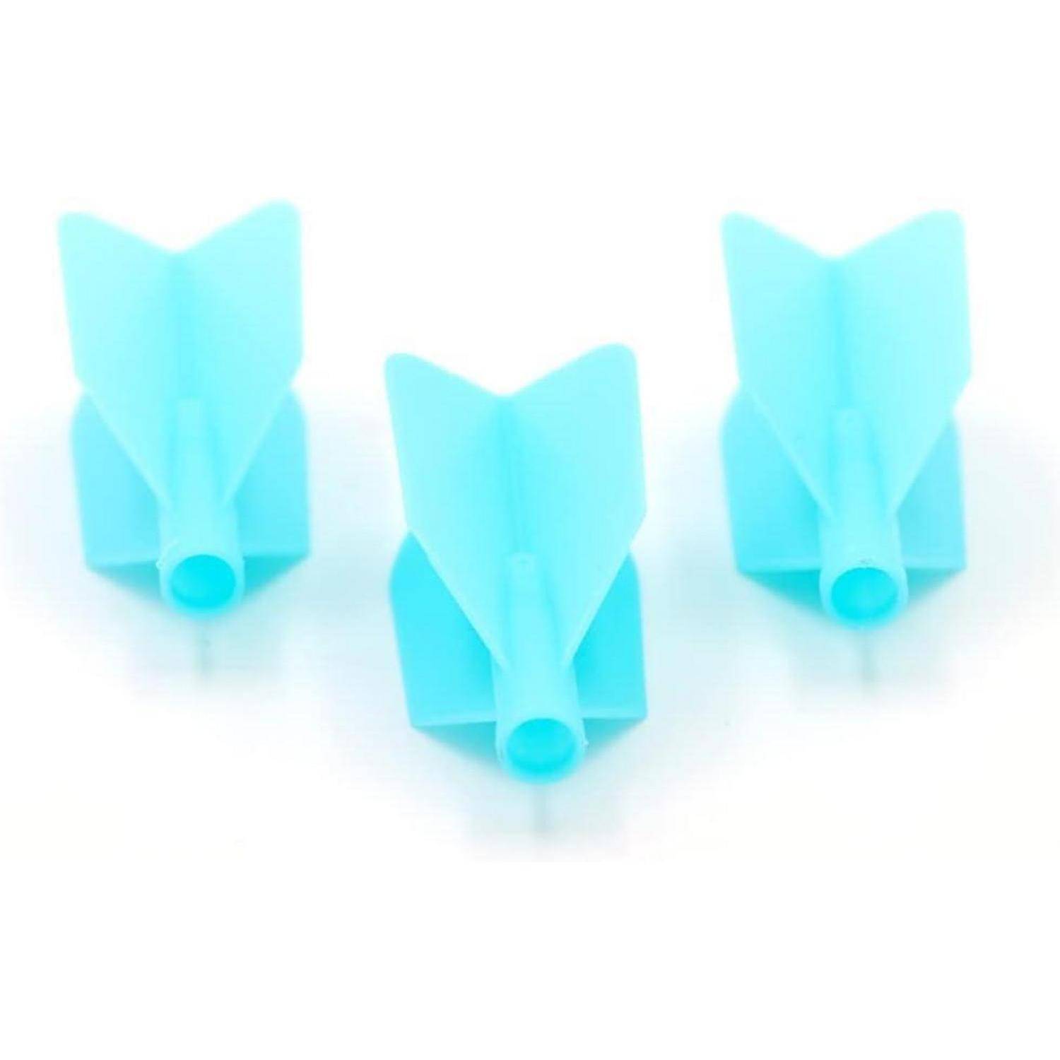 Drei blaue Plastik-Dartpfeilflügel, die auf einem weißen Hintergrund ausgerichtet sind.