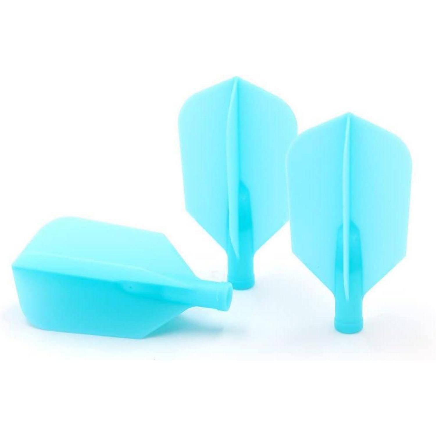 Drei hellblaue Dartflights, aufrecht auf einem weißen Hintergrund stehend.