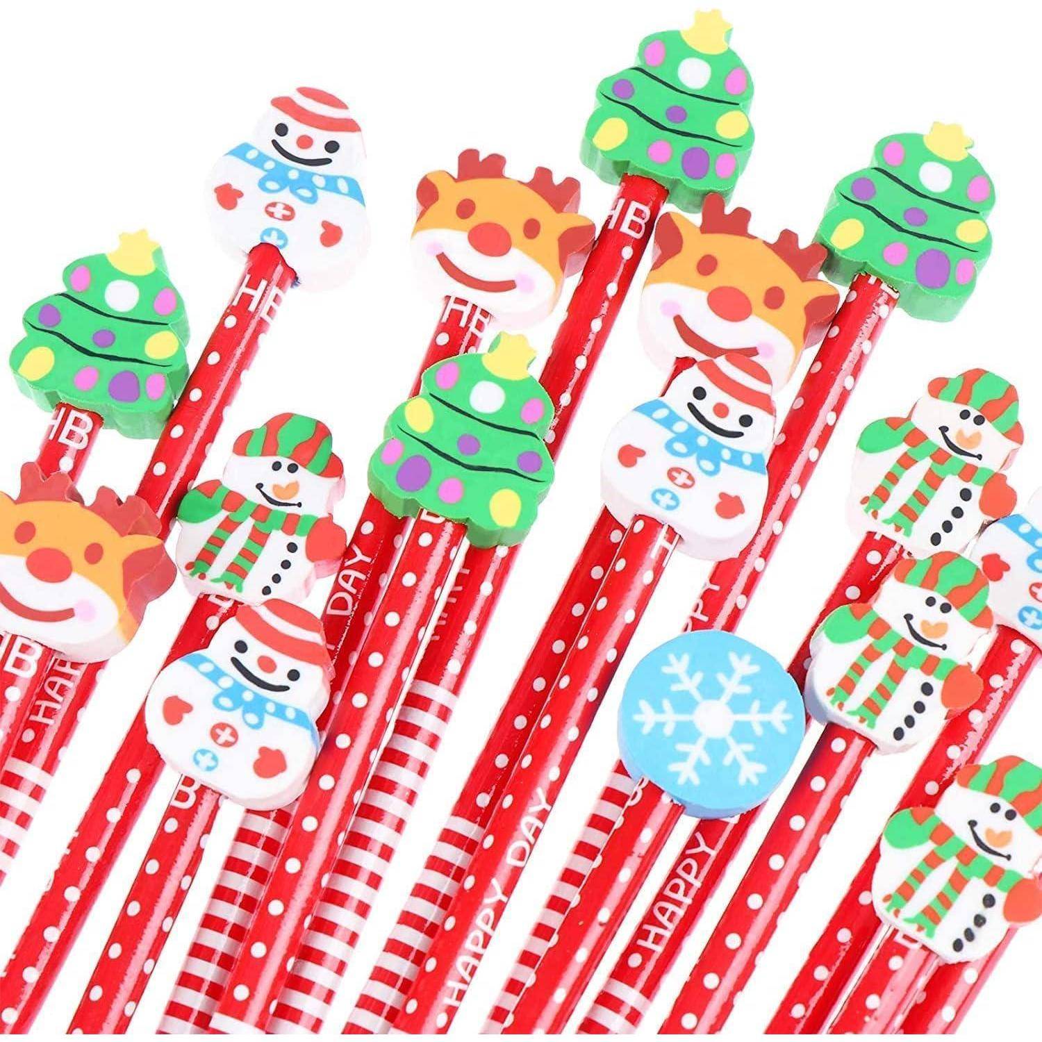 Festliche Feiertagsbleistifte mit Schneemann- und Weihnachtsbaumaufsätzen, die rot-weiß gestreifte und gepunktete Designs aufweisen.