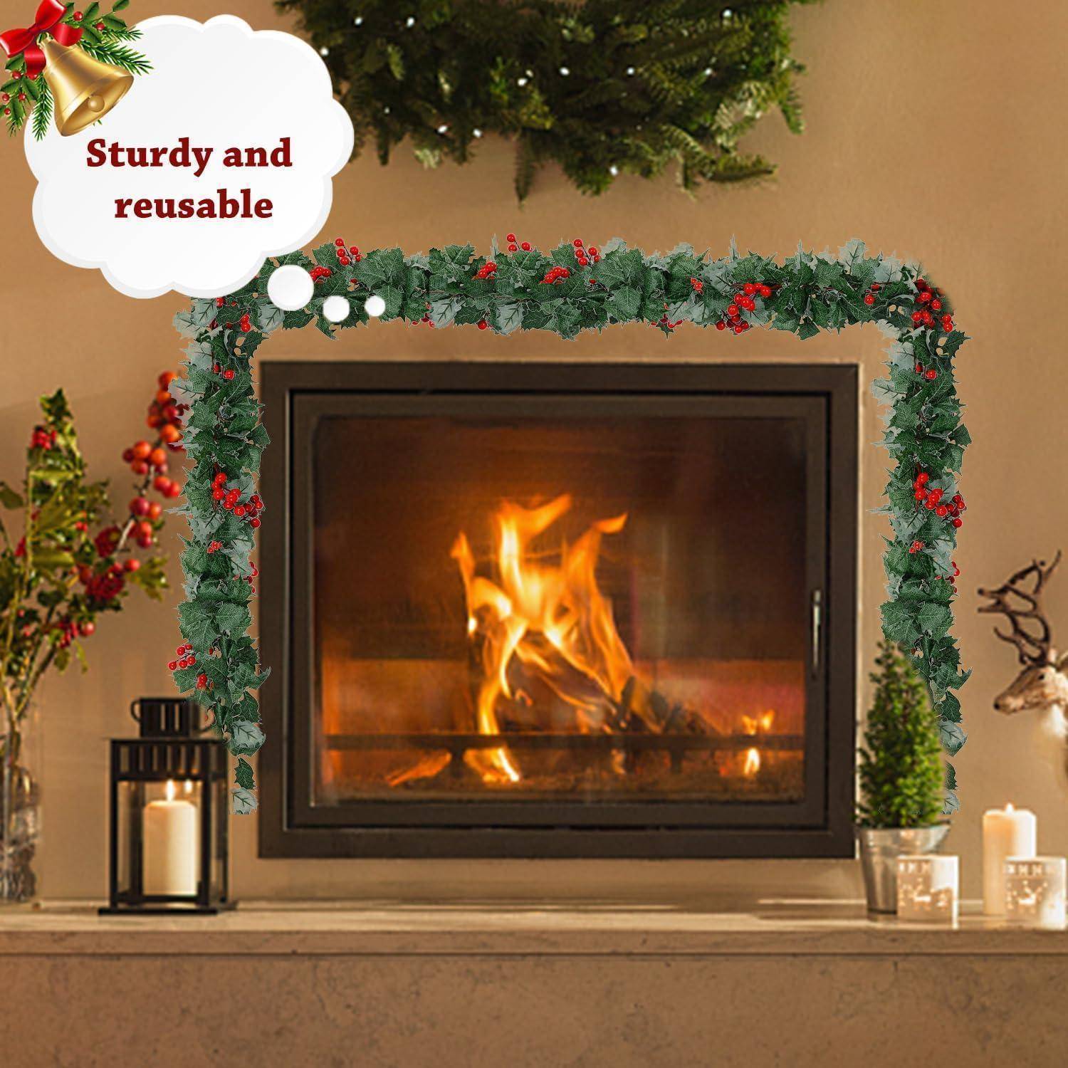 Ein gemütlicher Kamin ist von weihnachtlicher Dekoration umgeben, einschließlich einer Girlande mit Stechpalmen. Eine Sprechblase zeigt: „Robust und wiederverwendbar.