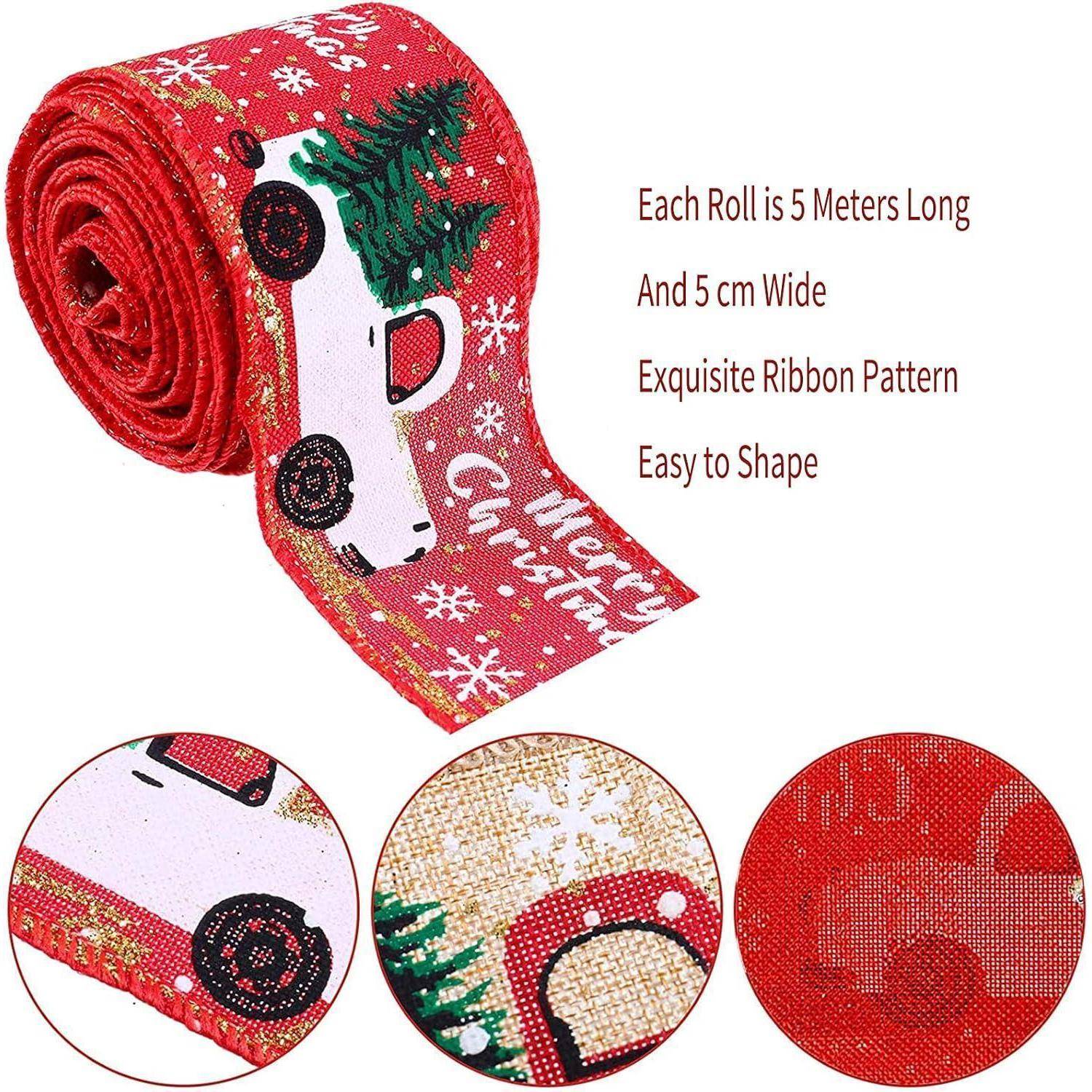 Rote dekorative Schleife mit der Darstellung eines weißen Autos mit einem Weihnachtsbaum, 'Frohe Weihnachten' Text und Schneeflockendesign. Jede Rolle ist 5 Meter lang und 5 cm breit.