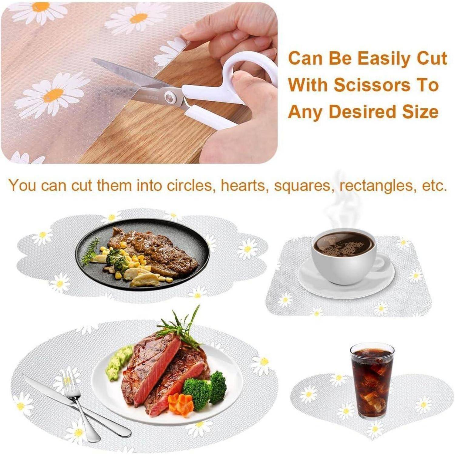 Tischset mit Gänseblümchen-Design, das mit einer Schere geschnitten wird. Text: Kann mühelos mit einer Schere in jede gewünschte Größe geschnitten werden. Formen: Kreise, Herzen, Quadrate, Rechtecke.