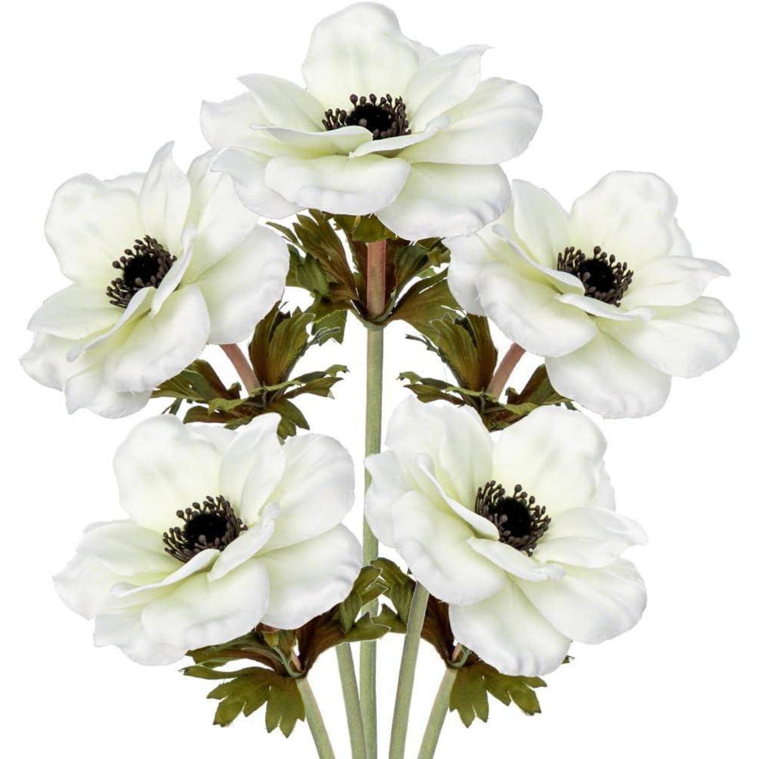 Weiße Anemonenblüten mit dunklen Zentren und grünen Blättern, zu einem Blumenstrauß angeordnet.