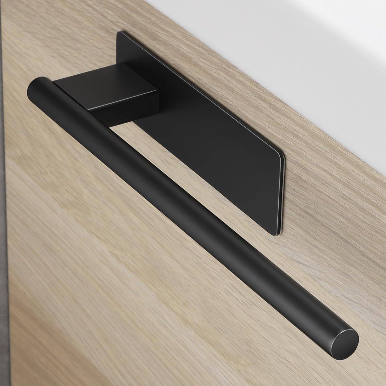 Ein modernes schwarzes Handtuchgestell, das an einer hellen Holzwand in einem Badezimmer unter einer weißen Arbeitsplatte montiert ist.