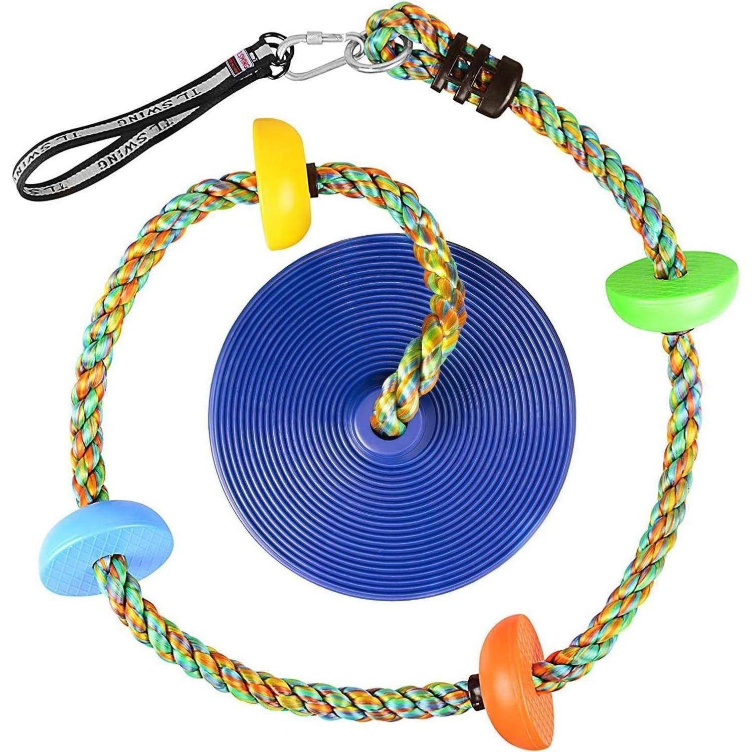 Eine bunte Seilschaukel mit einem blauen Scheibensitz, verbunden durch ein geflochtenes Seil, mit drei mehrfarbigen Fußhalterungen und einem Handgelenkgurt.