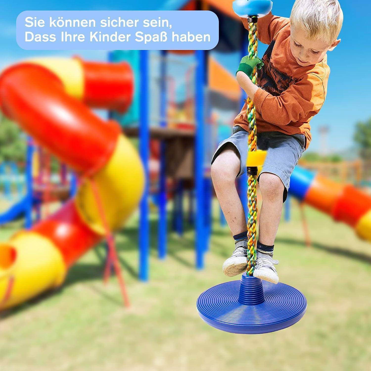 Ein Kind mit Handschuhen spielt auf einer blauen Schaukel in einem bunten Spielplatz. Deutscher Text lautet: 'Sie können sicher sein, dass Ihre Kinder Spaß haben'.