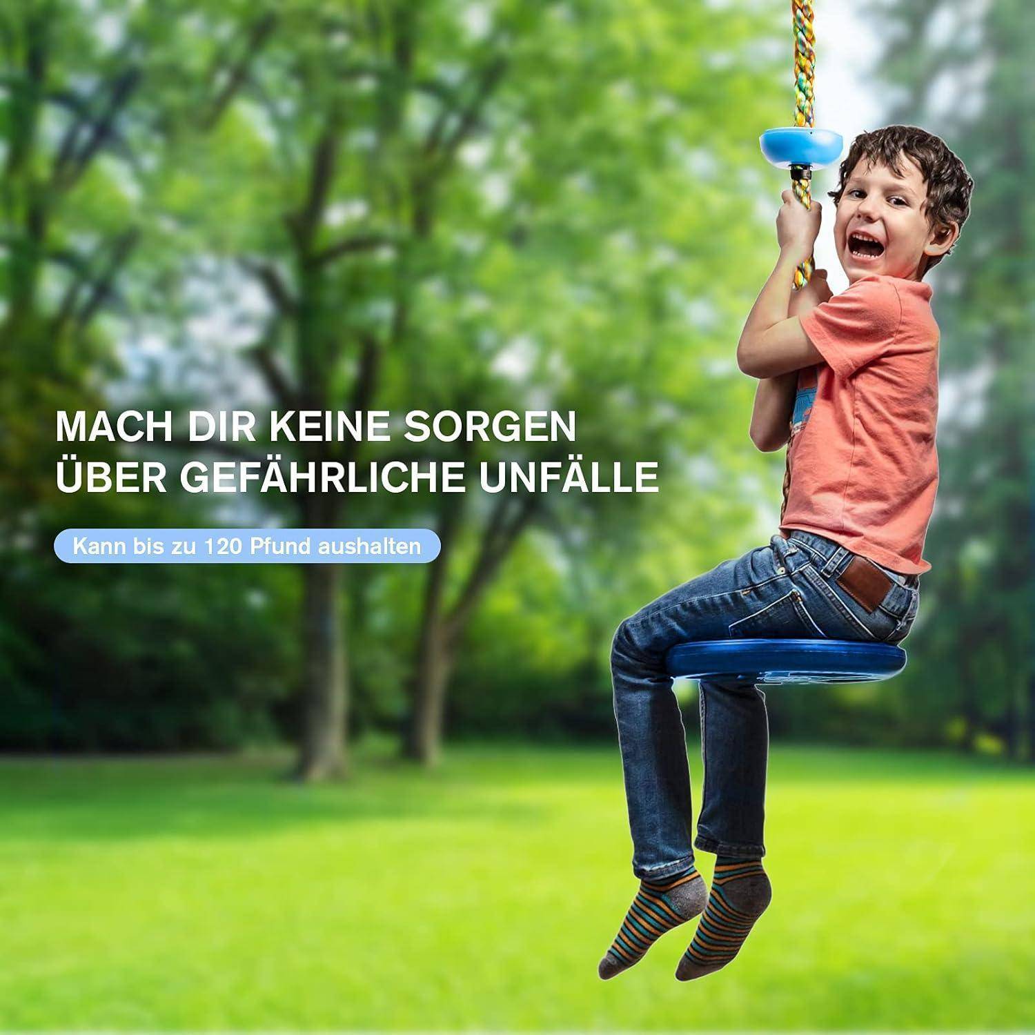 Ein Kind lächelt und schwingt auf einer Seilschaukel in einem Park. Text auf Deutsch lautet: 