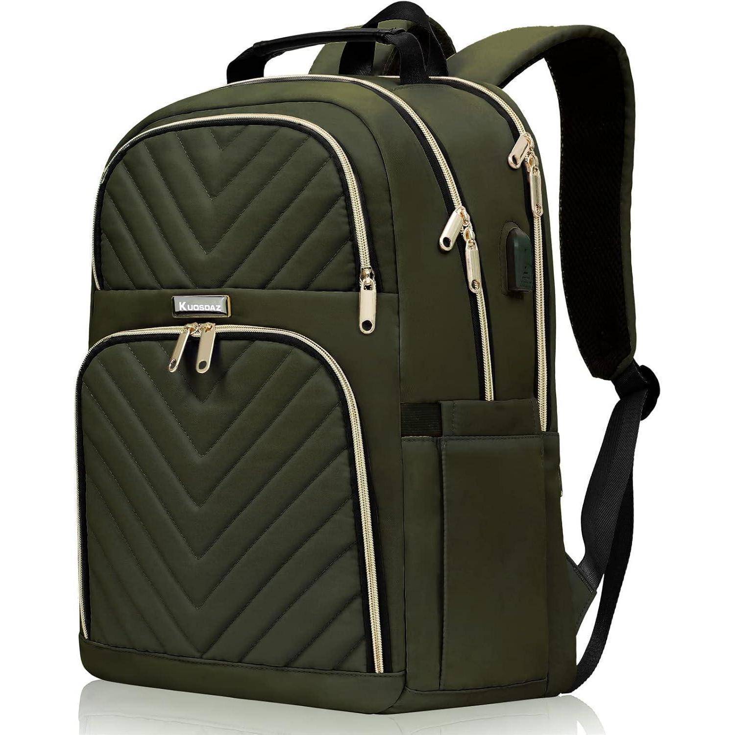 Ein grüner Rucksack mit mehreren Reißverschlüssen und einem gesteppten Design, versehen mit einer Seitentasche und gepolsterten Schultergurten.