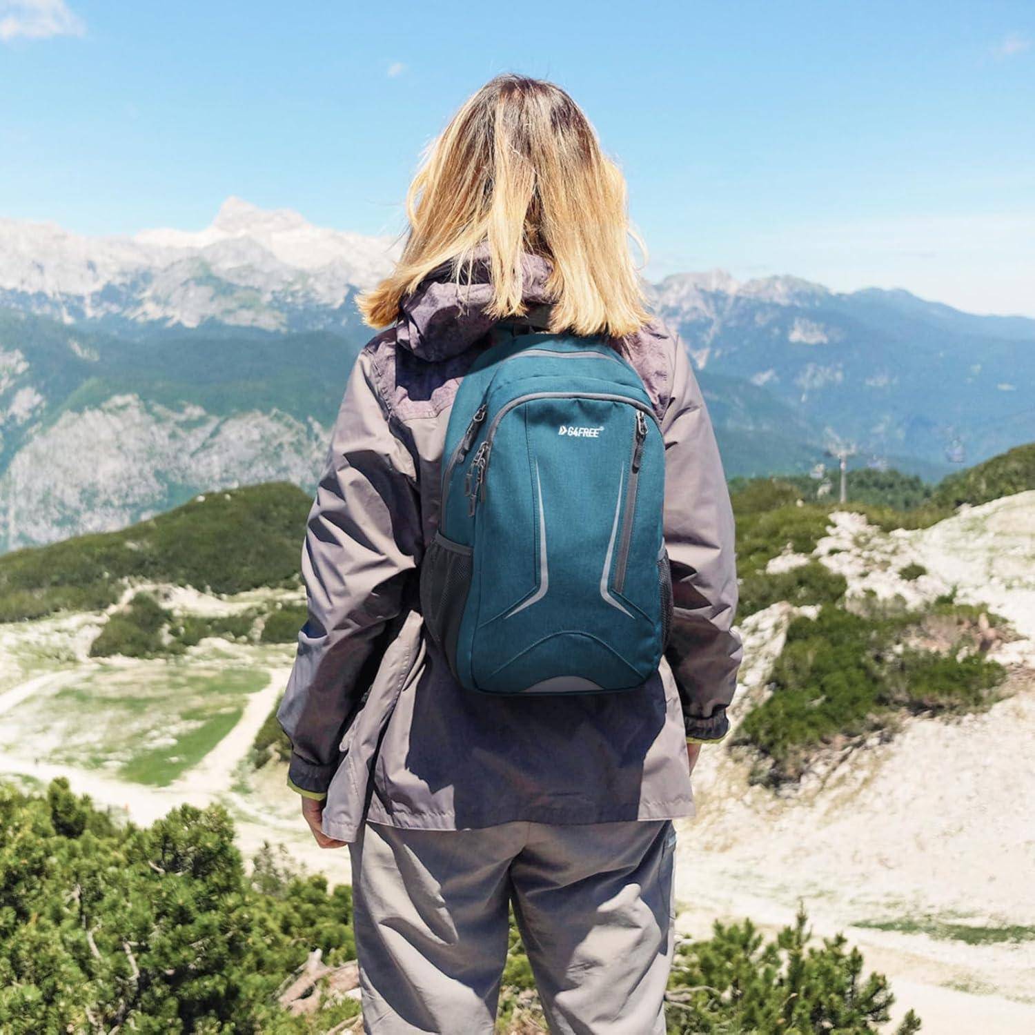 Eine Person mit einem Rucksack steht auf einem Bergpfad und blickt über eine weite Landschaft mit Bergen in der Ferne unter einem klaren Himmel.